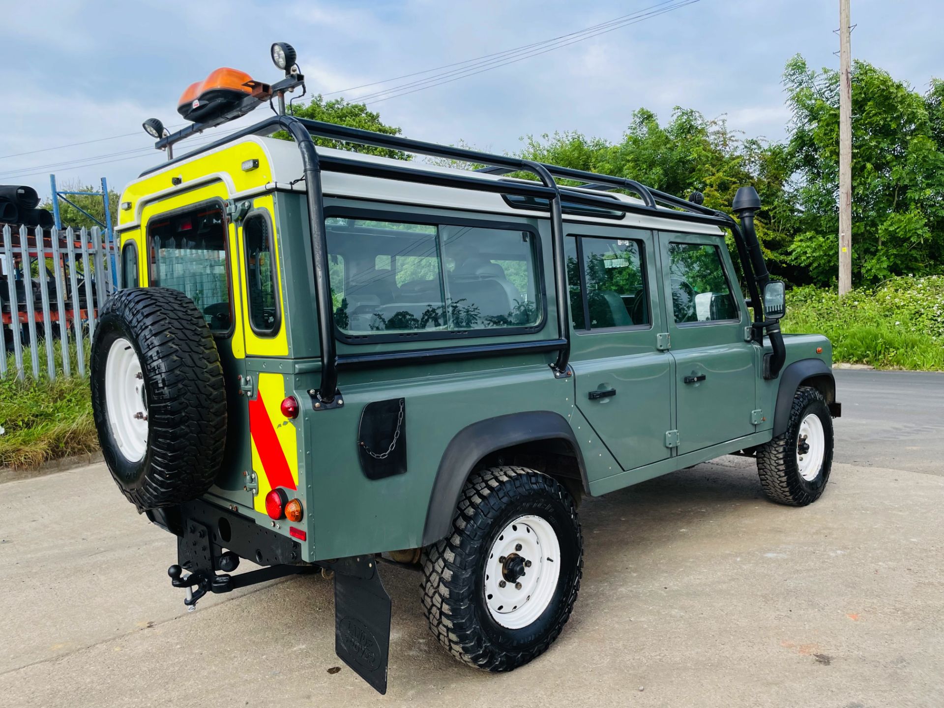 (Reserve Met) LAND ROVER DEFENDER 110 2.2TDCI COUNTY STATION WAGON (2016)1 OWNER -25K WITH HISTORY - Image 9 of 20