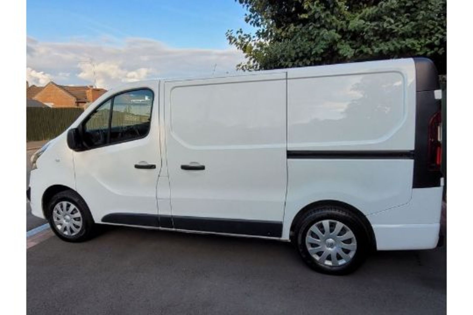 (RESERVE MET)Vauxhall Vivaro "Sportive" 1.6 Cdti 120ps (2019 Model) LWB- Air Con, Sat Nav, 82K Miles - Image 3 of 4