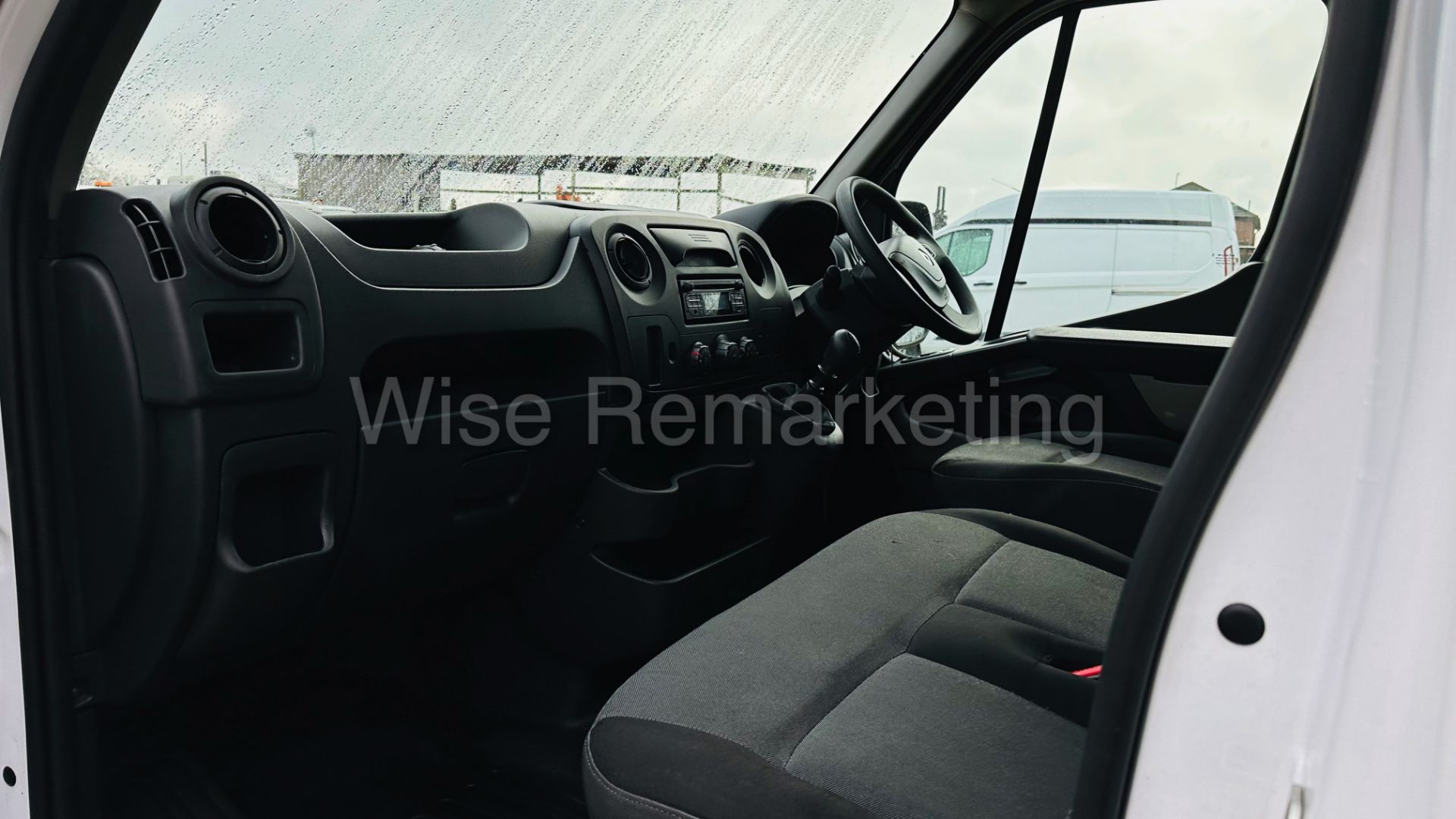 Renault Master 2.3 Dci *LWB Low Loader / Luton Box* (2019) Euro 6 / U-LEZ Compliant (3500 kg) *A/C* - Image 19 of 34