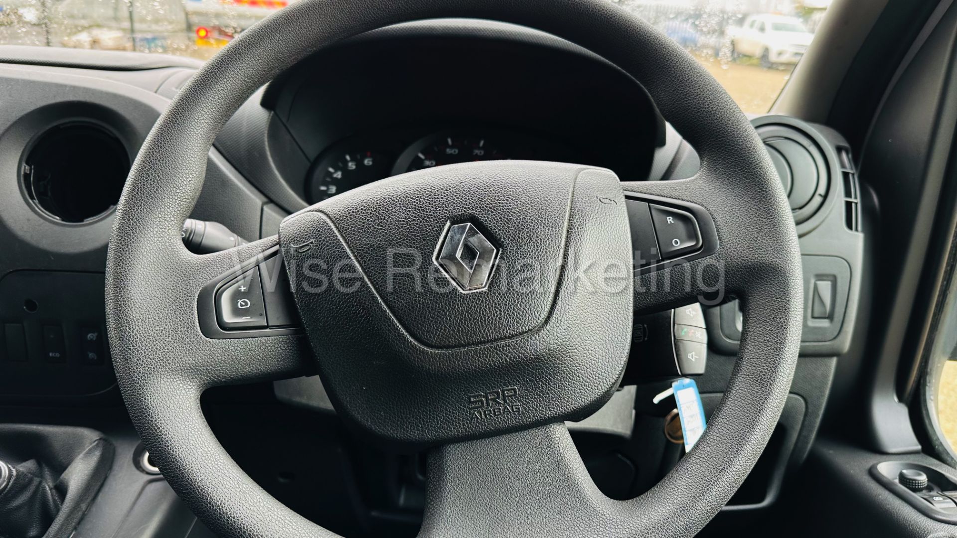 Renault Master 2.3 Dci *LWB Low Loader / Luton Box* (2019) Euro 6 / U-LEZ Compliant (3500 kg) *A/C* - Image 33 of 34