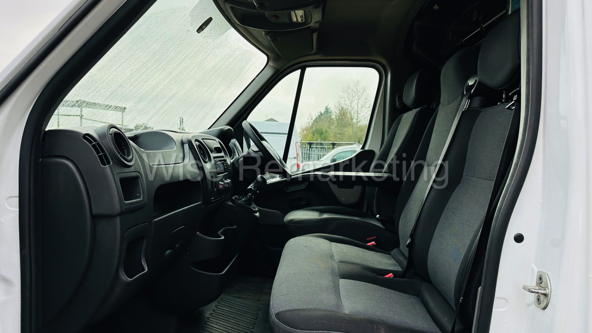 Renault Master 2.3 Dci *LWB Low Loader / Luton Box* (2019) Euro 6 / U-LEZ Compliant (3500 kg) *A/C* - Image 20 of 34