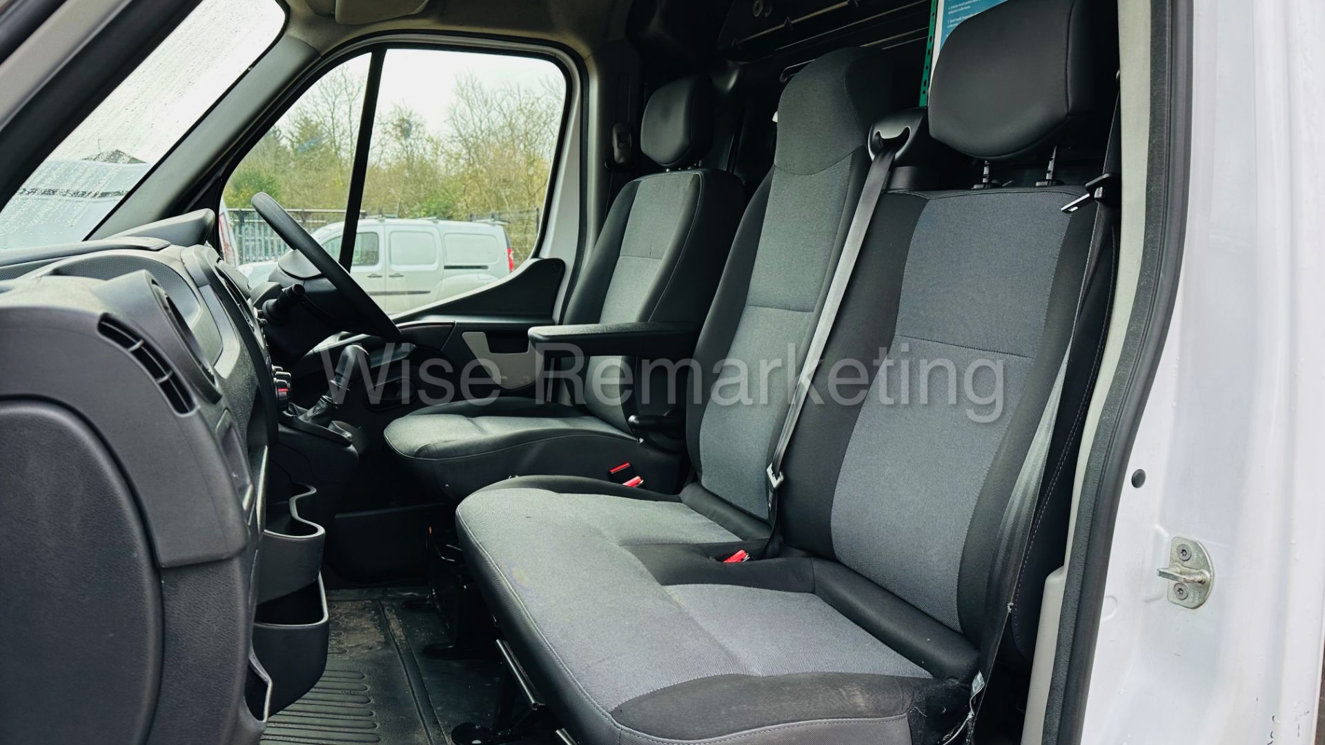 Renault Master 2.3 Dci *LWB Low Loader / Luton Box* (2019) Euro 6 / U-LEZ Compliant (3500 kg) *A/C* - Image 21 of 34
