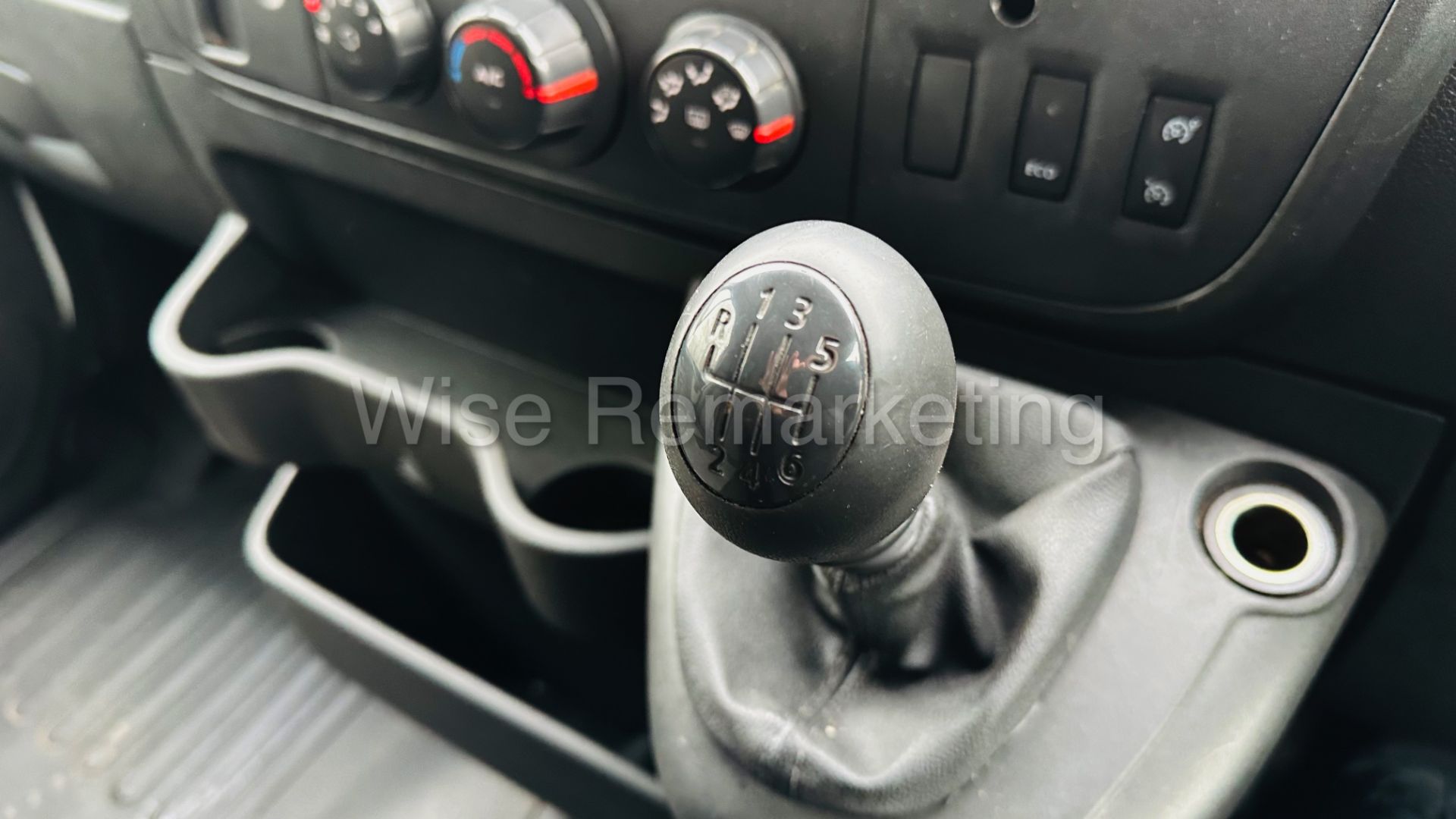 Renault Master 2.3 Dci *LWB Low Loader / Luton Box* (2019) Euro 6 / U-LEZ Compliant (3500 kg) *A/C* - Image 32 of 34