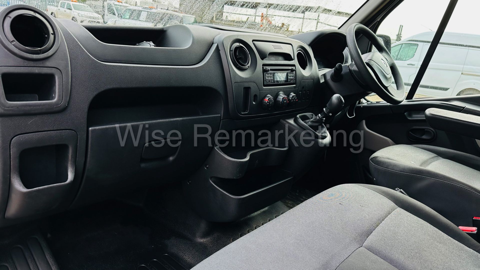 Renault Master 2.3 Dci *LWB Low Loader / Luton Box* (2019) Euro 6 / U-LEZ Compliant (3500 kg) *A/C* - Image 18 of 34