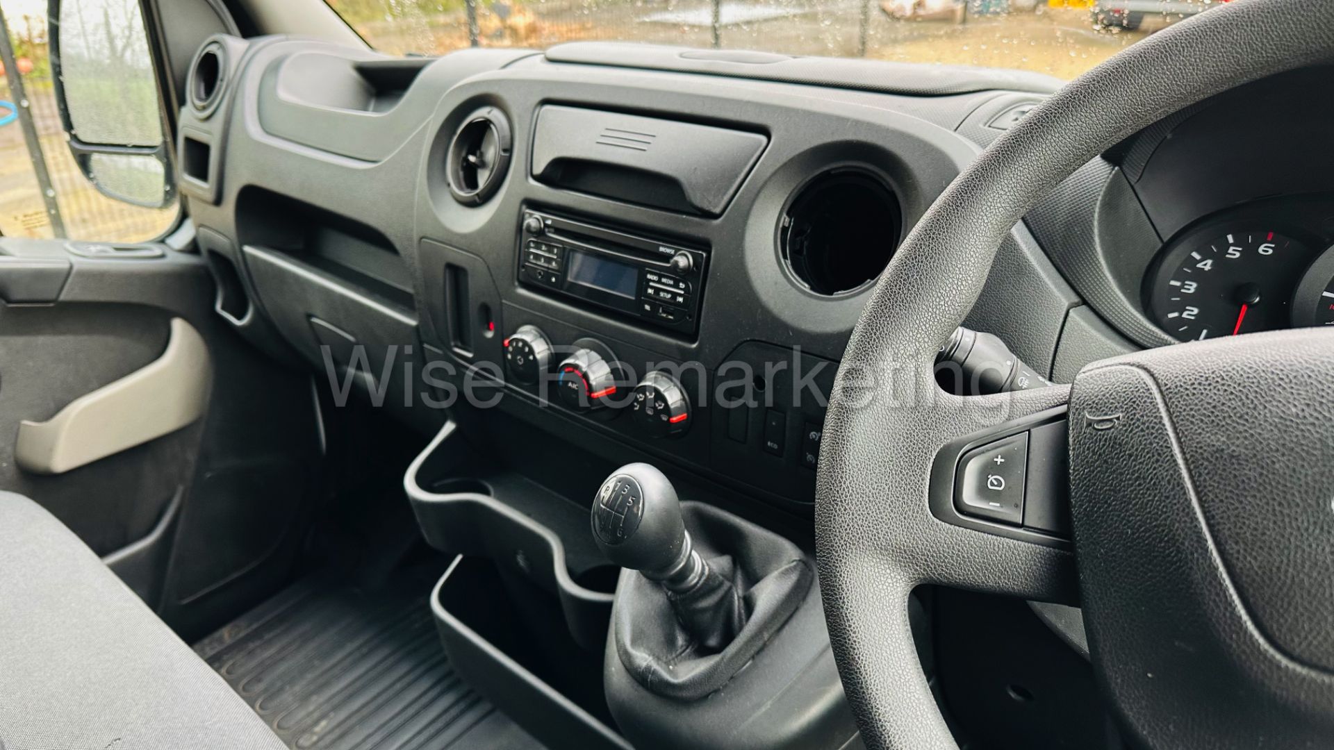 Renault Master 2.3 Dci *LWB Low Loader / Luton Box* (2019) Euro 6 / U-LEZ Compliant (3500 kg) *A/C* - Image 29 of 34