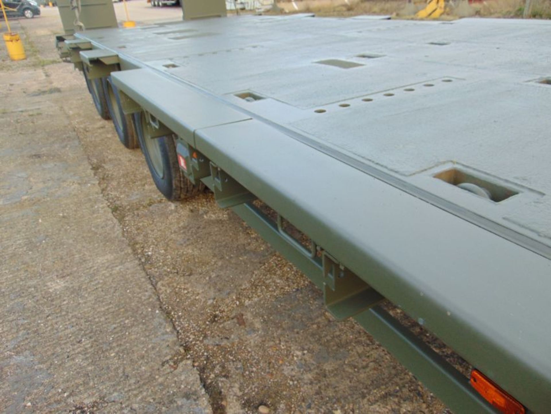 EX RESERVE Broshuis E-2130 Tri Axle Stepframe 43 Ton Trailer - Image 27 of 42