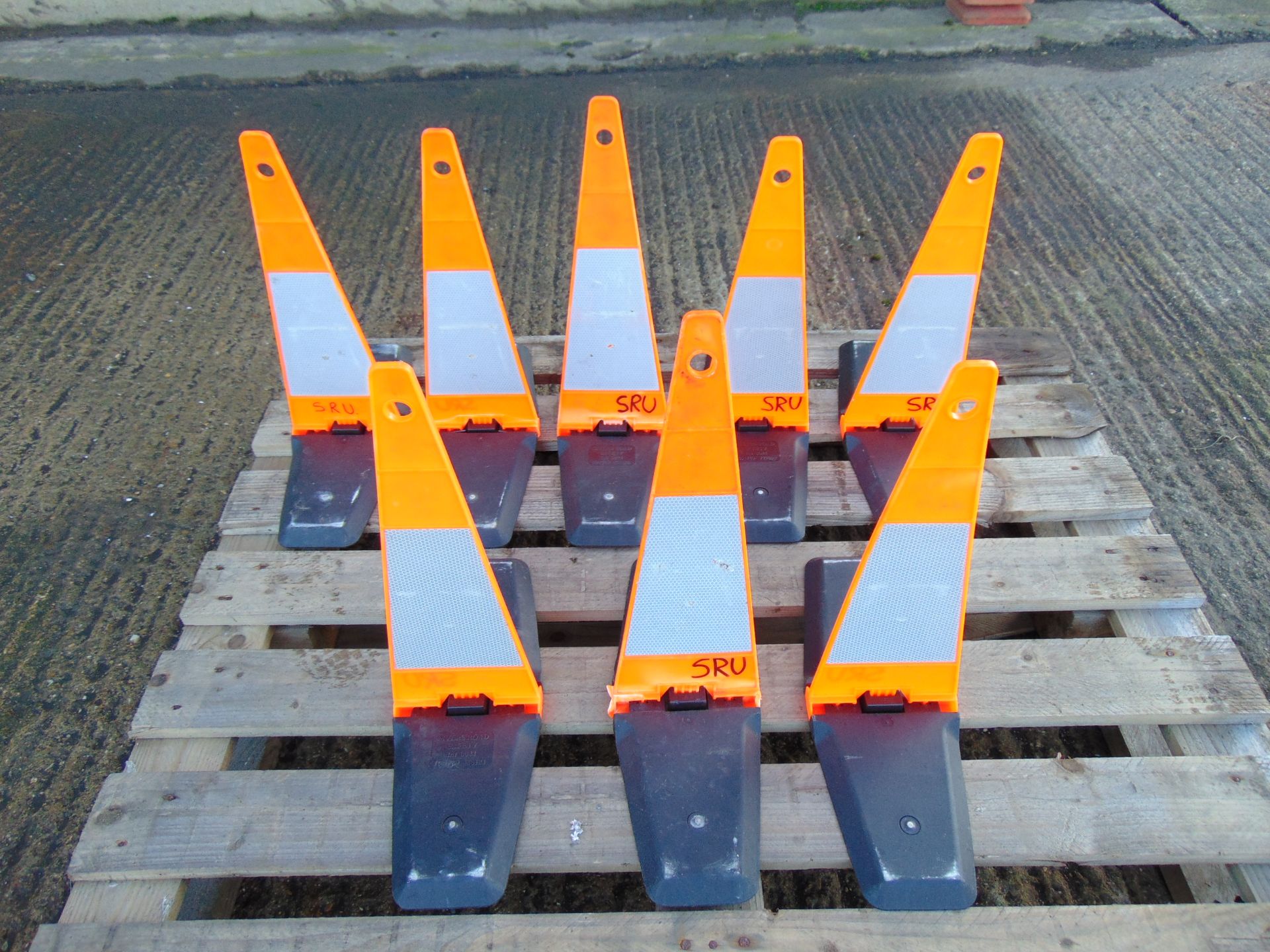 8 x Folding Flat Blade Quick Cones c/w Carry Case - Image 2 of 4