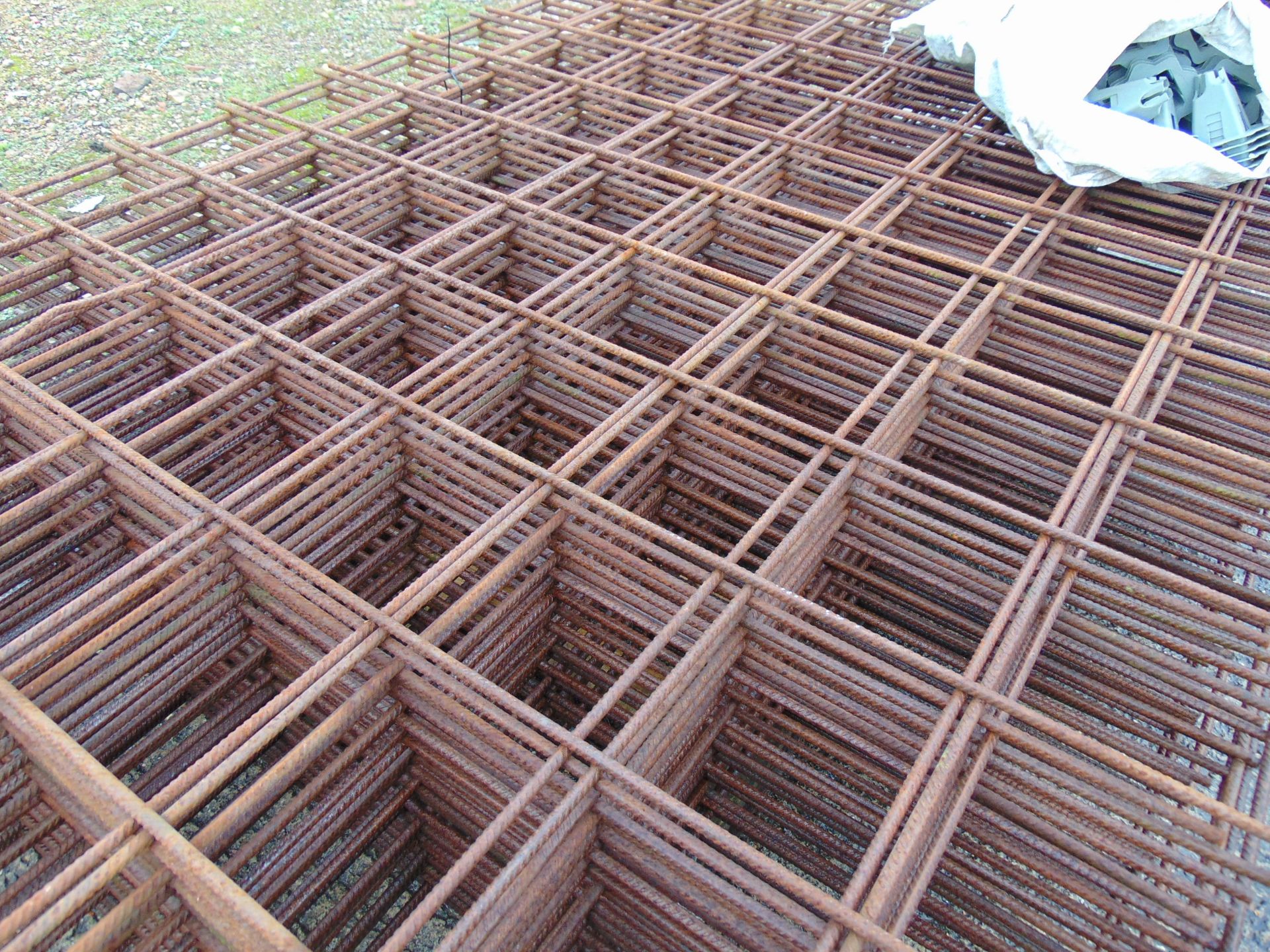 24 x Concrete Reinforcement Steel Mesh 2.4m x 1.6m 10mm Wires c/w Bag of Spacers - Image 2 of 5