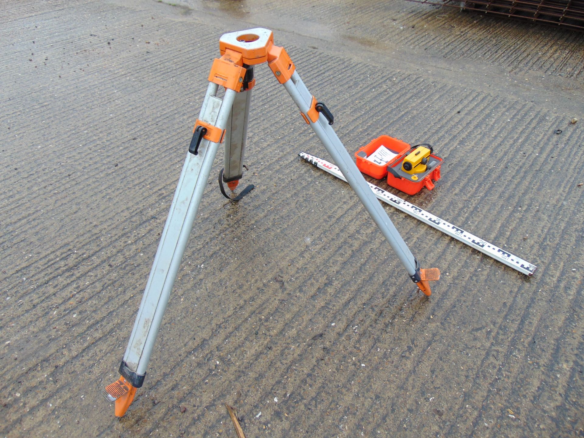 DS24 Automatic Optical Level c/w Tripod & Measuring Staff - Image 6 of 7