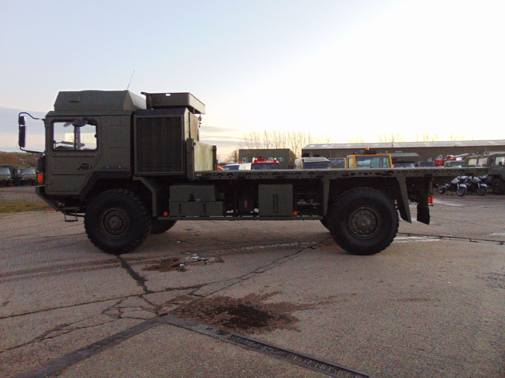 MAN 4X4 HX60 18.330 FLAT BED CARGO TRUCK - Image 4 of 28