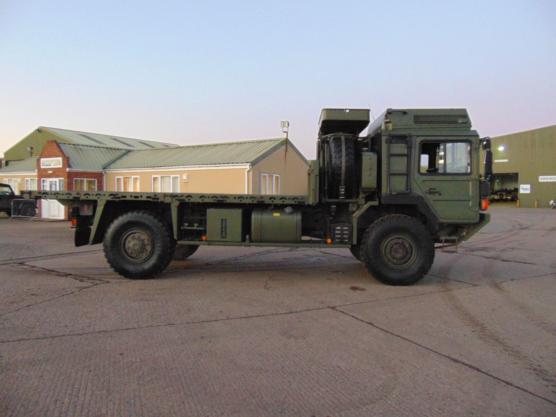 MAN 4X4 HX60 18.330 FLAT BED CARGO TRUCK - Image 5 of 28