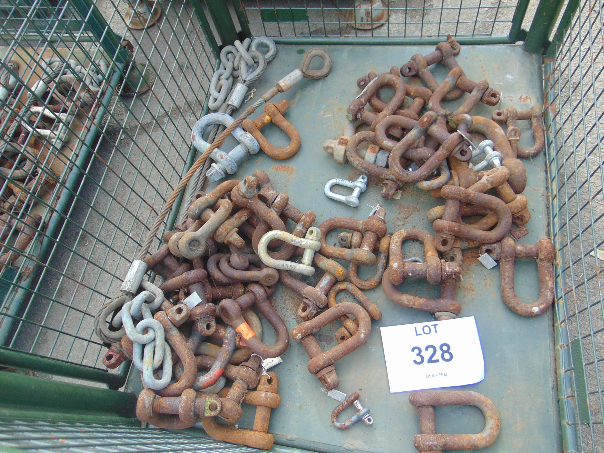 Approx 40 x HD D Shackles etc