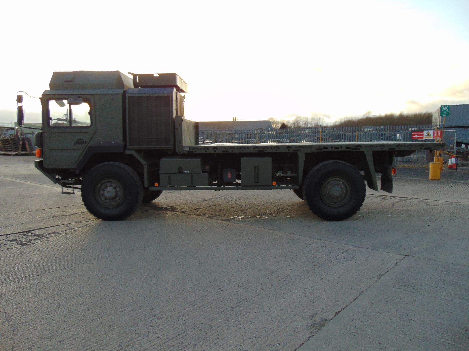 Recent Release MAN 4X4 HX60 18.330 FLAT BED CARGO TRUCK - Image 4 of 25