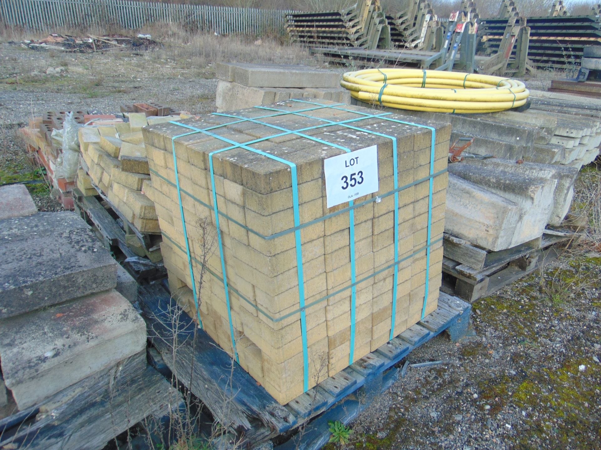 1 x Full Pallet of Marshall Paving Block Approx 15 Square Metre - Image 2 of 3