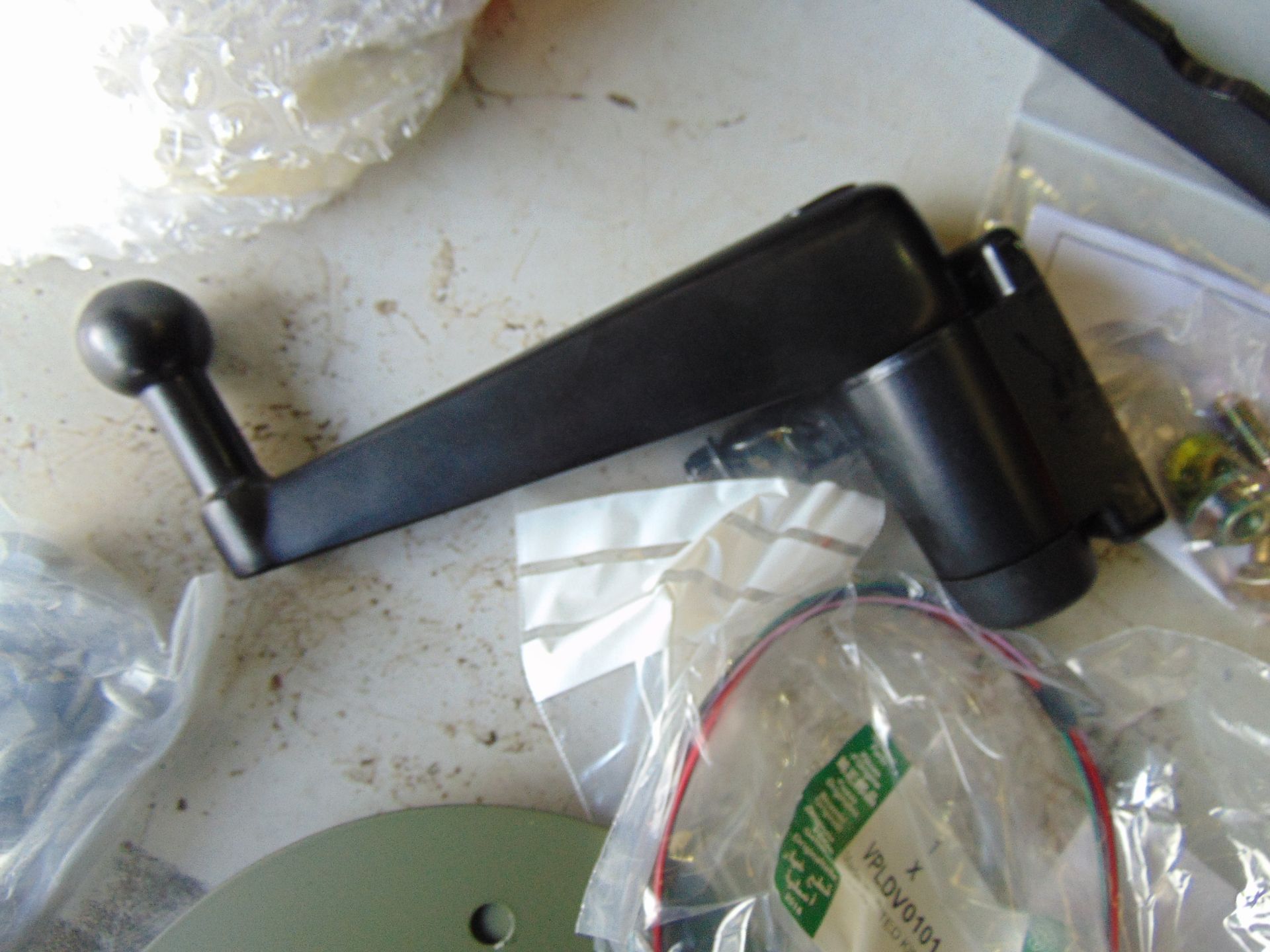 1X LAND ROVER REAR STEP, LIGHTS AND MIRROR ARM INSTALATION KIT NEW UNISSUED IN ORIGINAL BOX. - Image 3 of 7