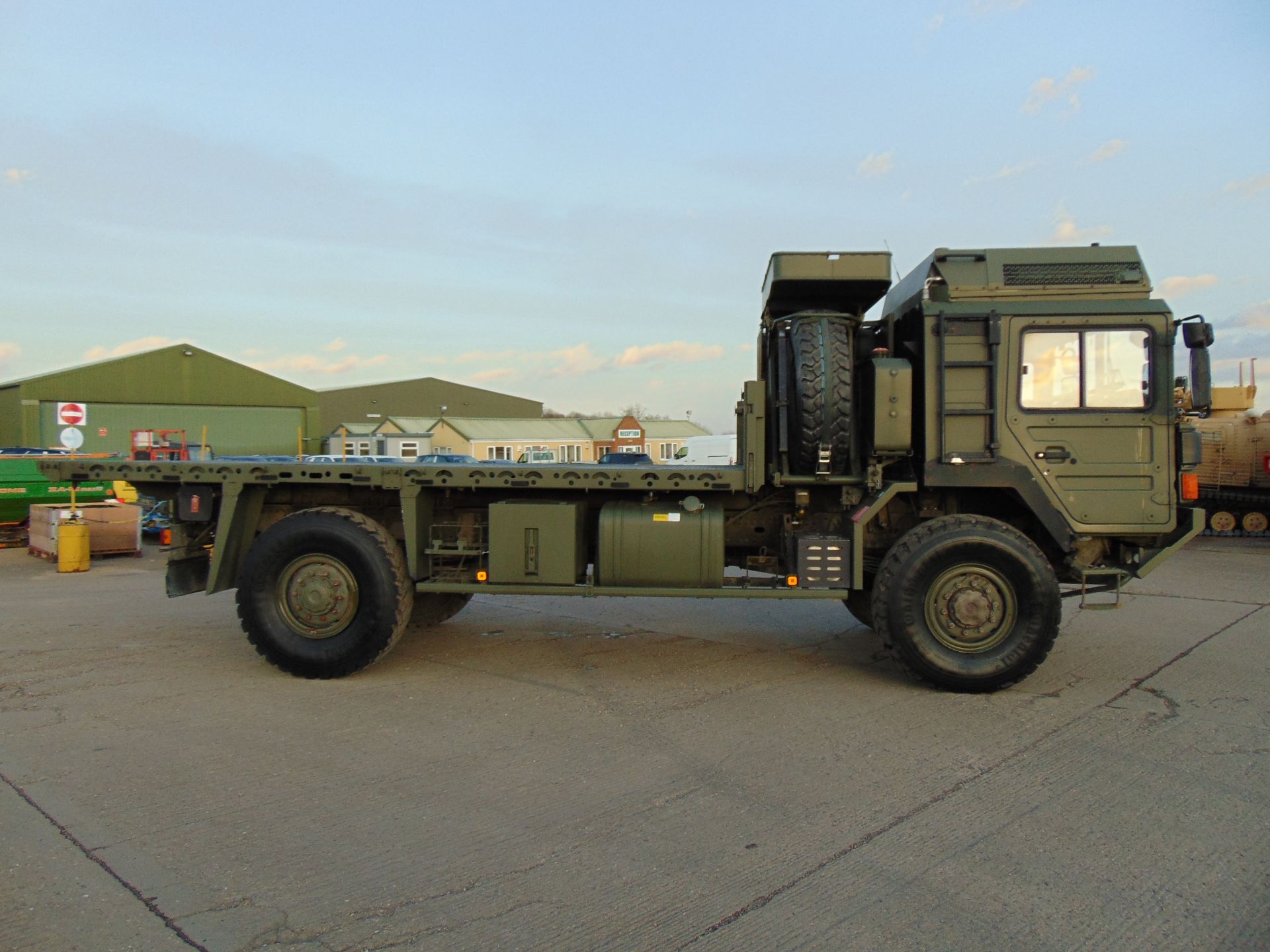 Recent Release MAN 4X4 HX60 18.330 FLAT BED CARGO TRUCK - Image 5 of 25