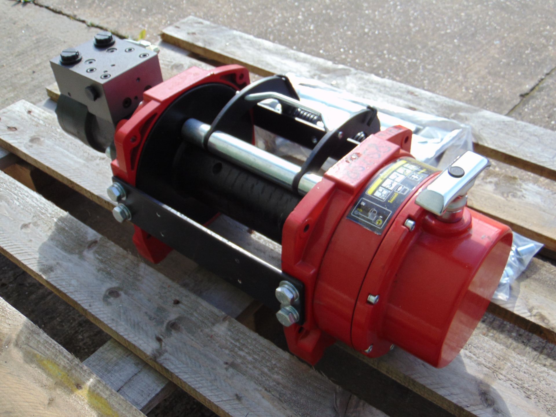 ** BRAND NEW ** Unused Warrior 10,000 lbs Hydraulic Winch c/w Heavy Duty Rollers & Fittings - Image 4 of 8