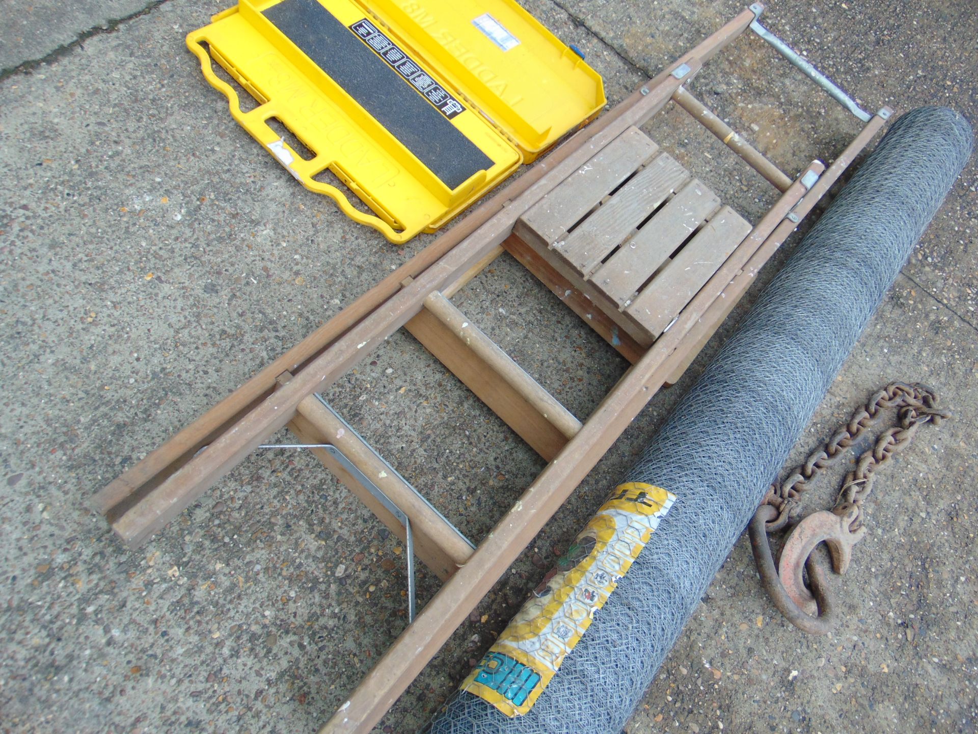 Lifting Chain, Unissued 50m Roll of Chicken Wire 1.8m High, Step Ladder & M8 Ladder Safety Foot - Image 4 of 7