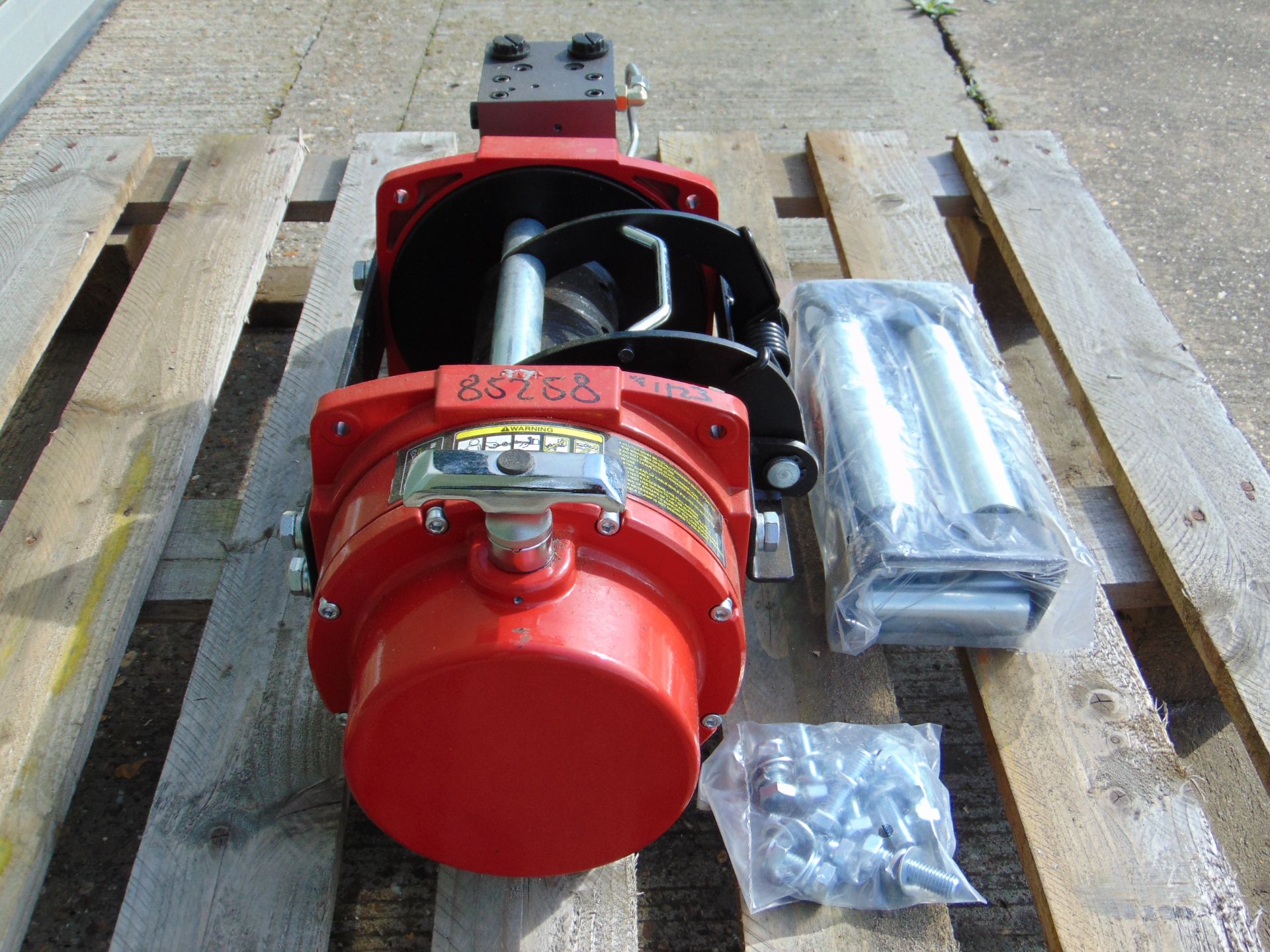 ** BRAND NEW ** Unused Warrior 10,000 lbs Hydraulic Winch c/w Heavy Duty Rollers & Fittings - Image 3 of 8