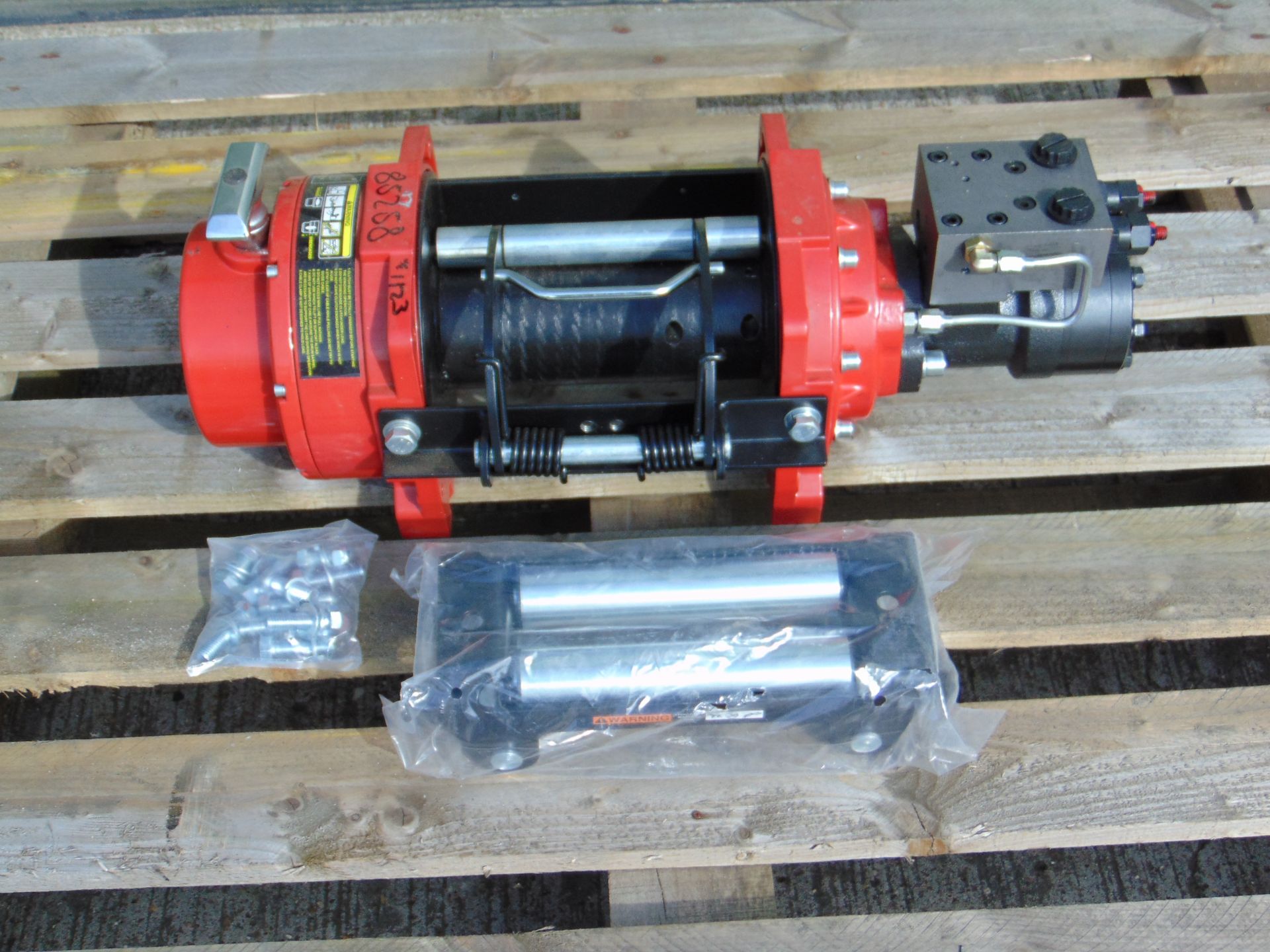 ** BRAND NEW ** Unused Warrior 10,000 lbs Hydraulic Winch c/w Heavy Duty Rollers & Fittings