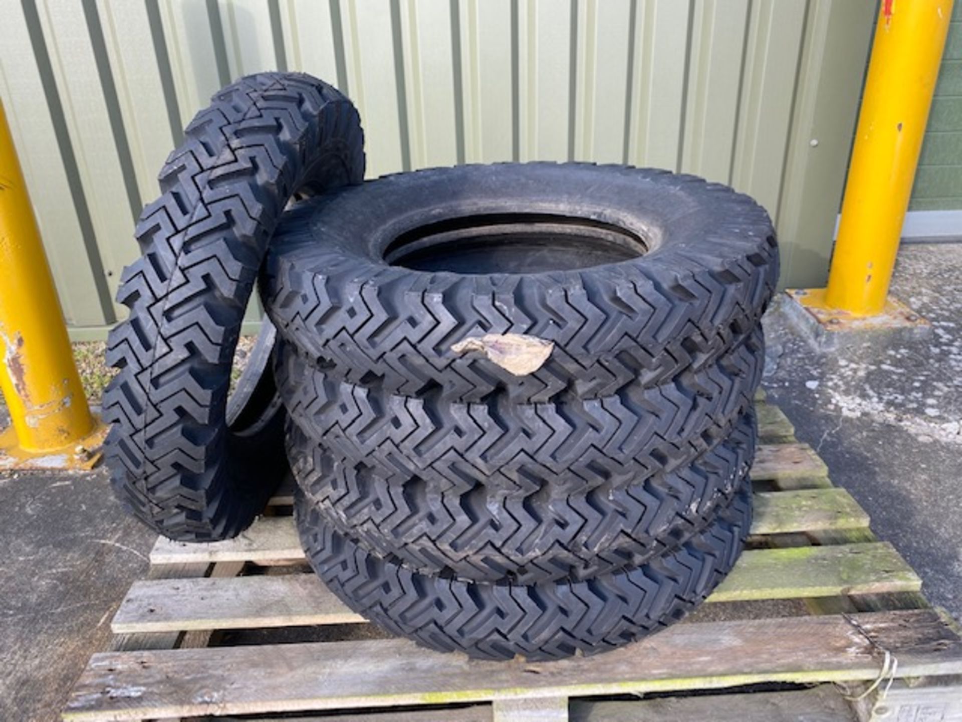 Goodyear Hi-Miler Xtragrip 6.50x16 unused tyres x 5, original fitment on LR Lightweights etc - Image 9 of 10