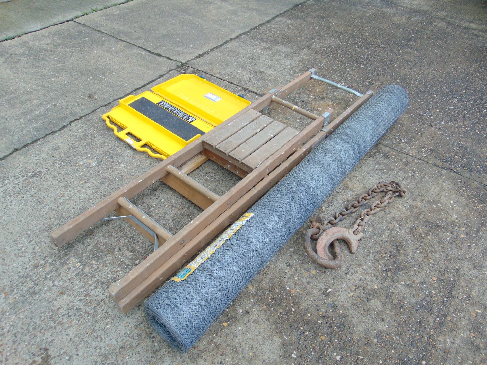 Lifting Chain, Unissued 50m Roll of Chicken Wire 1.8m High, Step Ladder & M8 Ladder Safety Foot