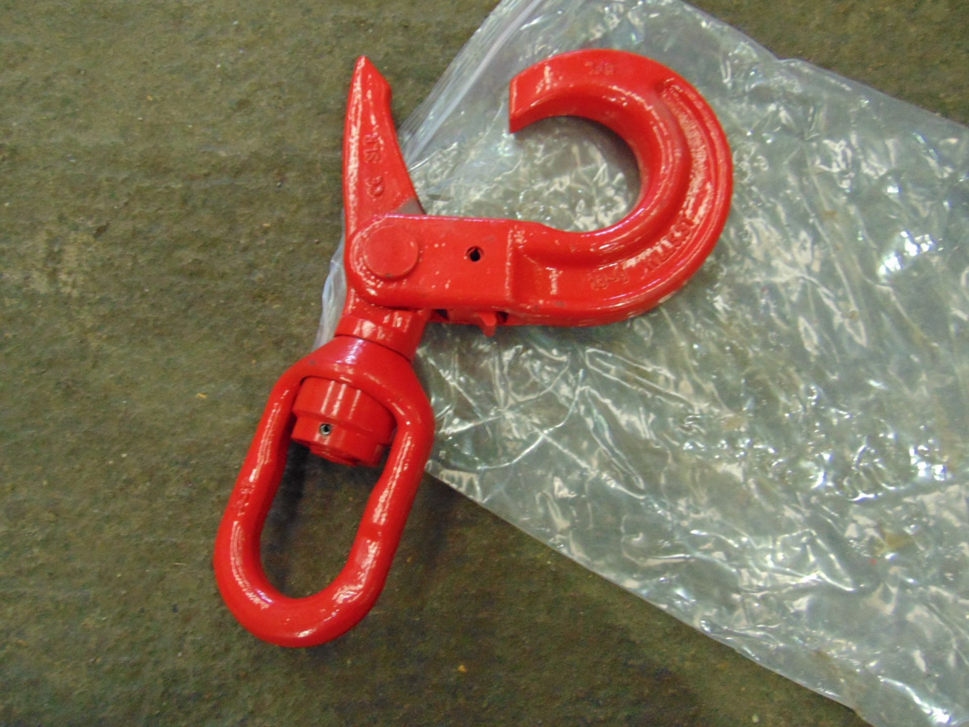 Unissued 5.3 Ton Self Locking Swivel Hook - Image 2 of 5