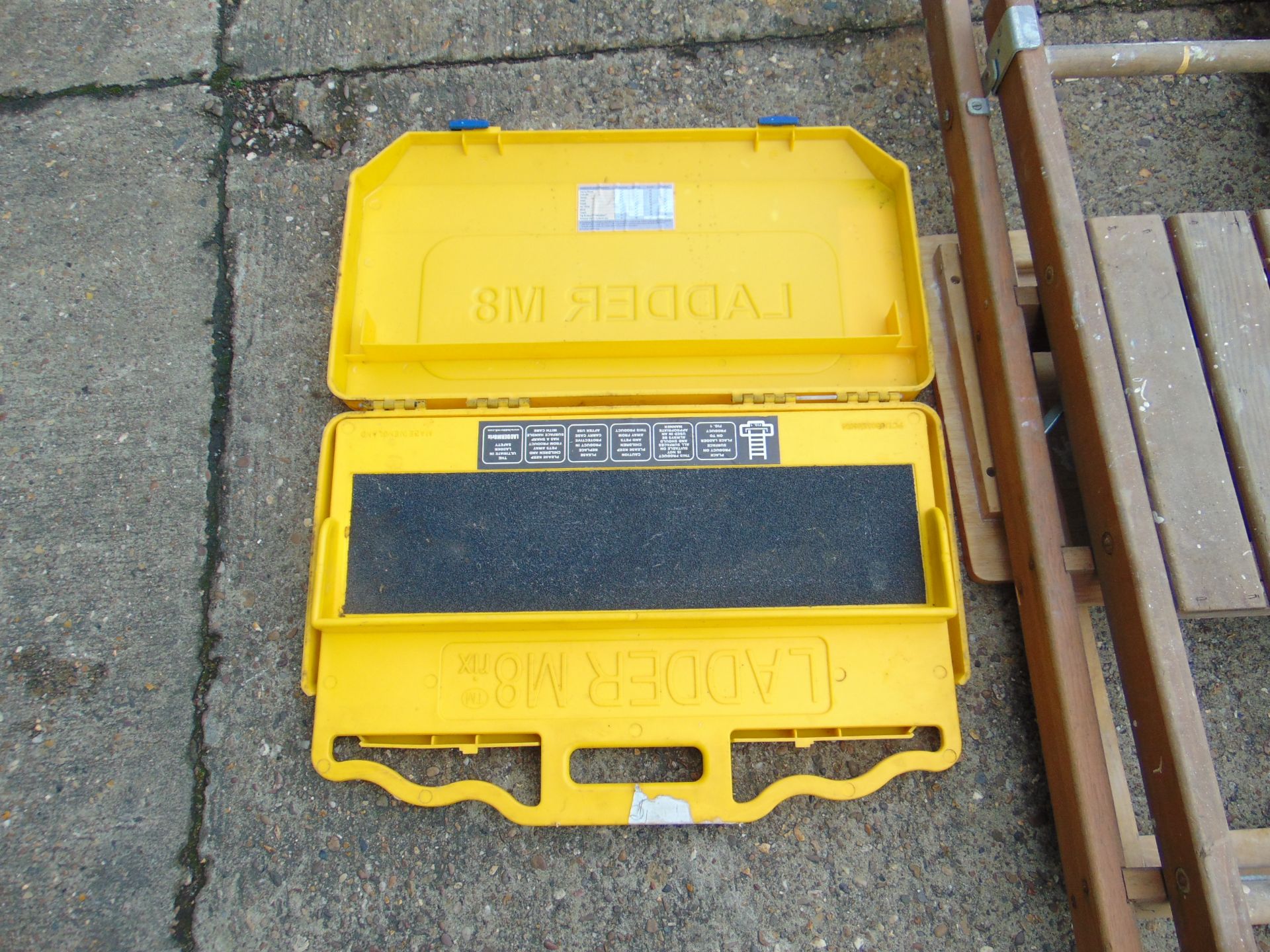 Lifting Chain, Unissued 50m Roll of Chicken Wire 1.8m High, Step Ladder & M8 Ladder Safety Foot - Image 5 of 7