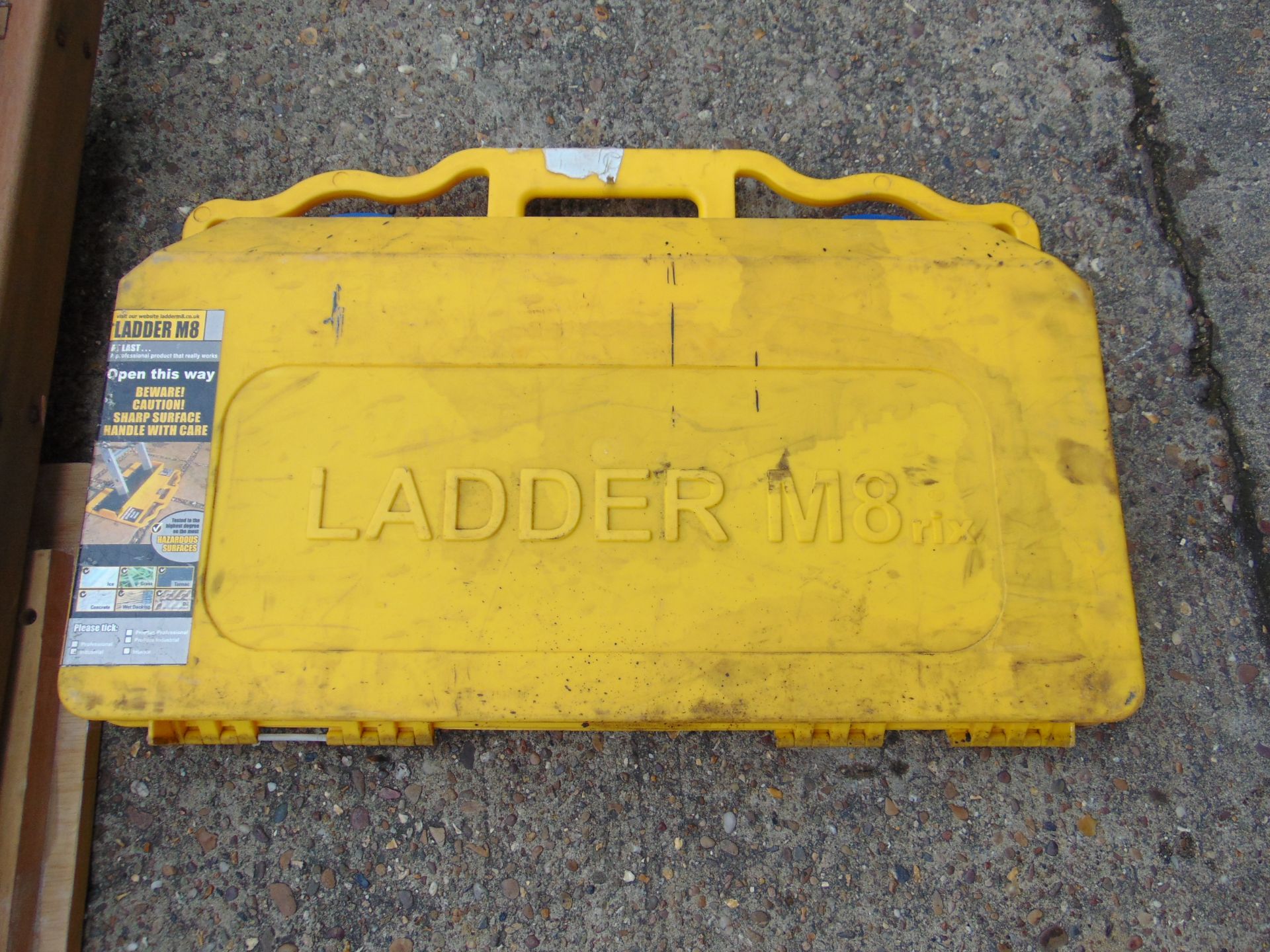 Lifting Chain, Unissued 50m Roll of Chicken Wire 1.8m High, Step Ladder & M8 Ladder Safety Foot - Image 7 of 7