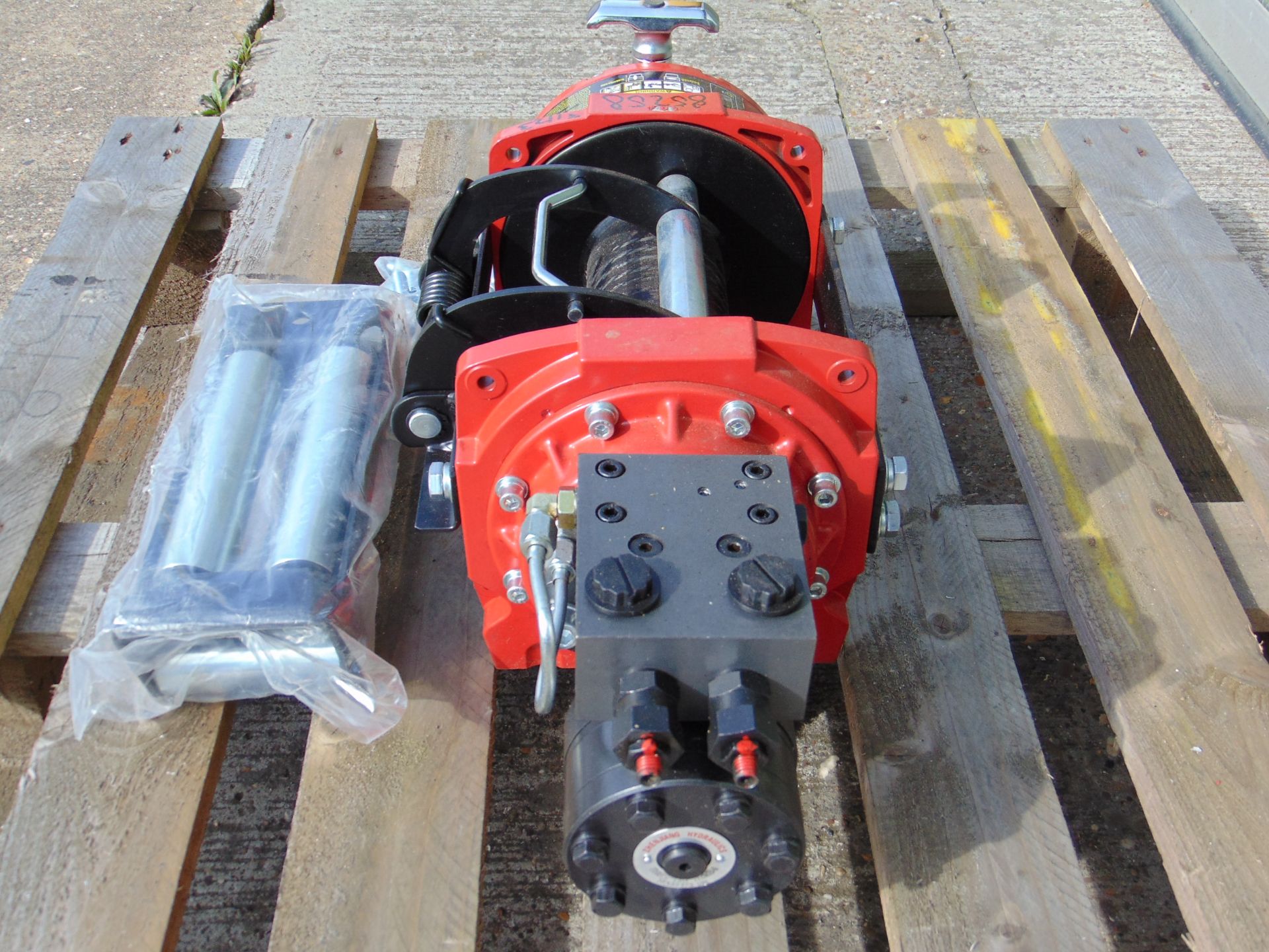 ** BRAND NEW ** Unused Warrior 10,000 lbs Hydraulic Winch c/w Heavy Duty Rollers & Fittings - Image 2 of 8