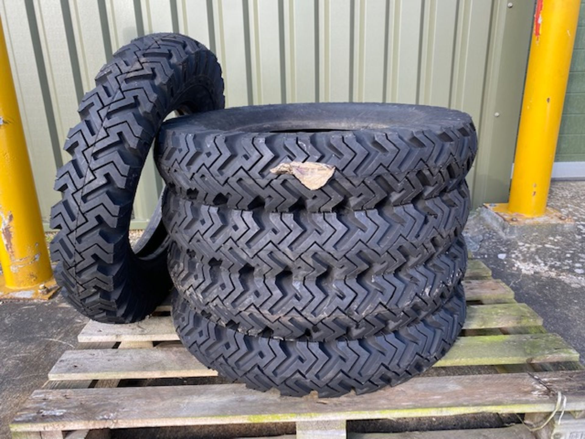 Goodyear Hi-Miler Xtragrip 6.50x16 unused tyres x 5, original fitment on LR Lightweights etc - Image 10 of 10