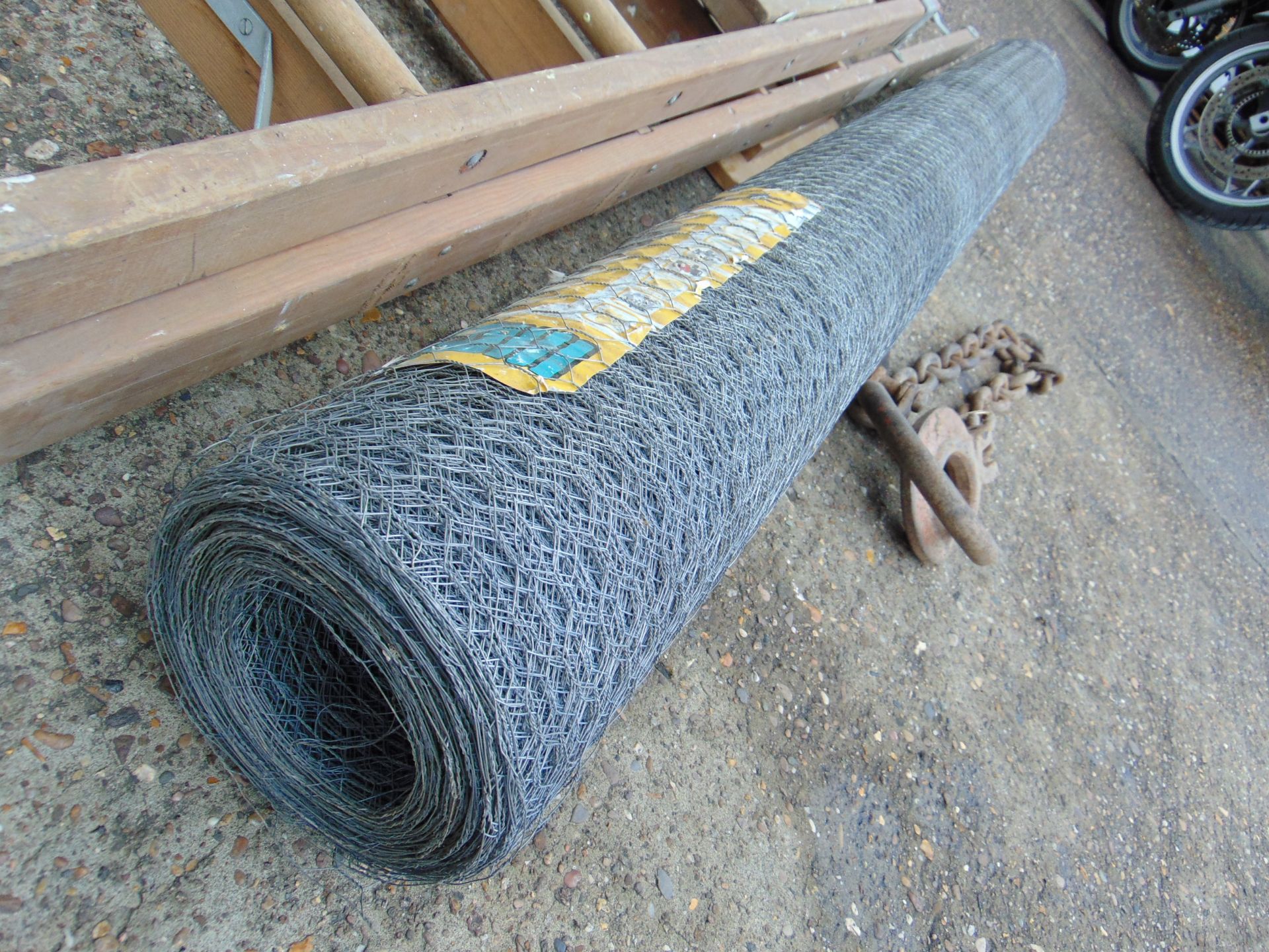 Lifting Chain, Unissued 50m Roll of Chicken Wire 1.8m High, Step Ladder & M8 Ladder Safety Foot - Bild 3 aus 7