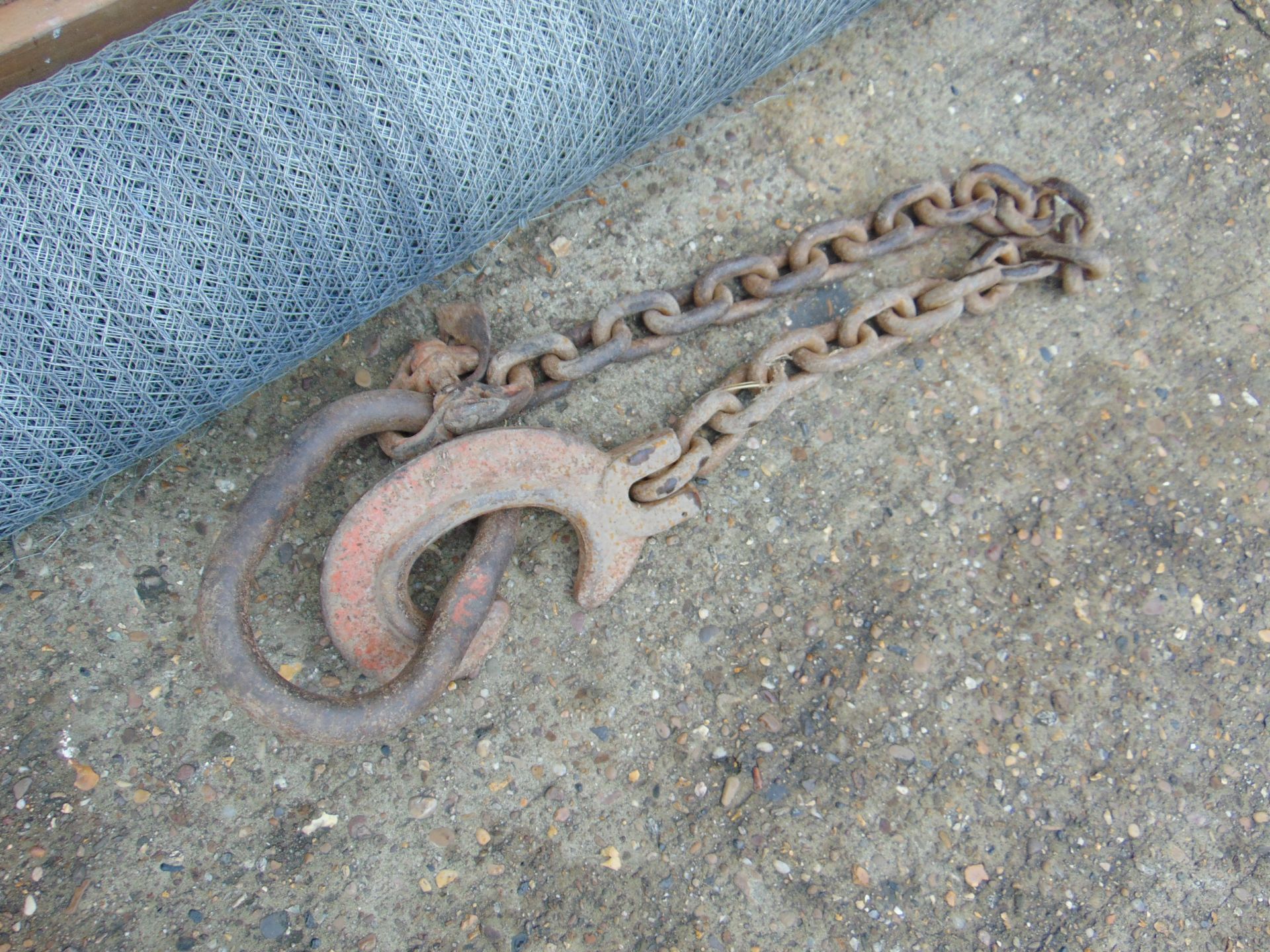 Lifting Chain, Unissued 50m Roll of Chicken Wire 1.8m High, Step Ladder & M8 Ladder Safety Foot - Image 2 of 7