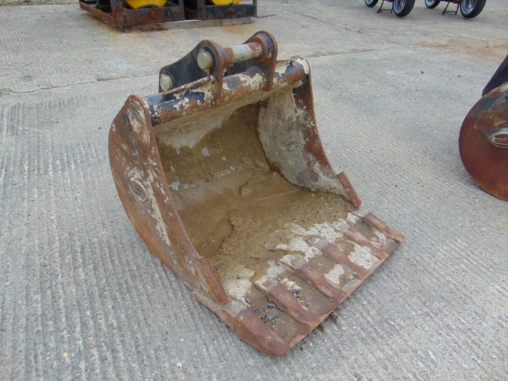 Strickland 34" Heavy Duty Digging Bucket 60mm Pin