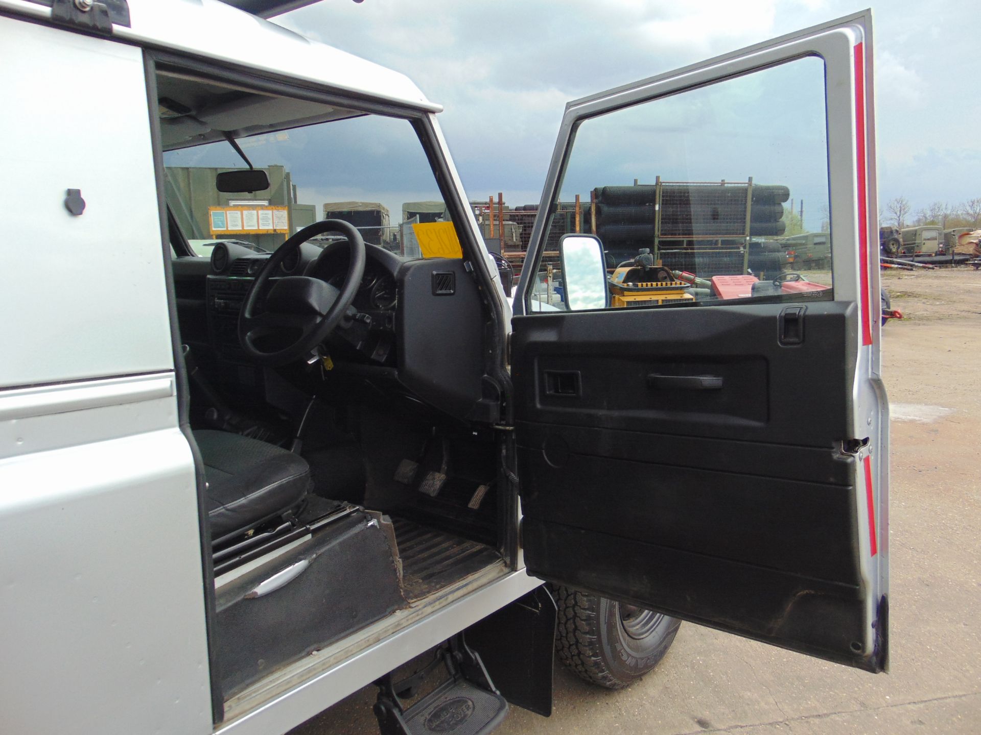 1 Owner 2013 Land Rover Defender 110 Puma hardtop 4x4 Utility vehicle ONLY 74,958 MILES! - Image 21 of 38