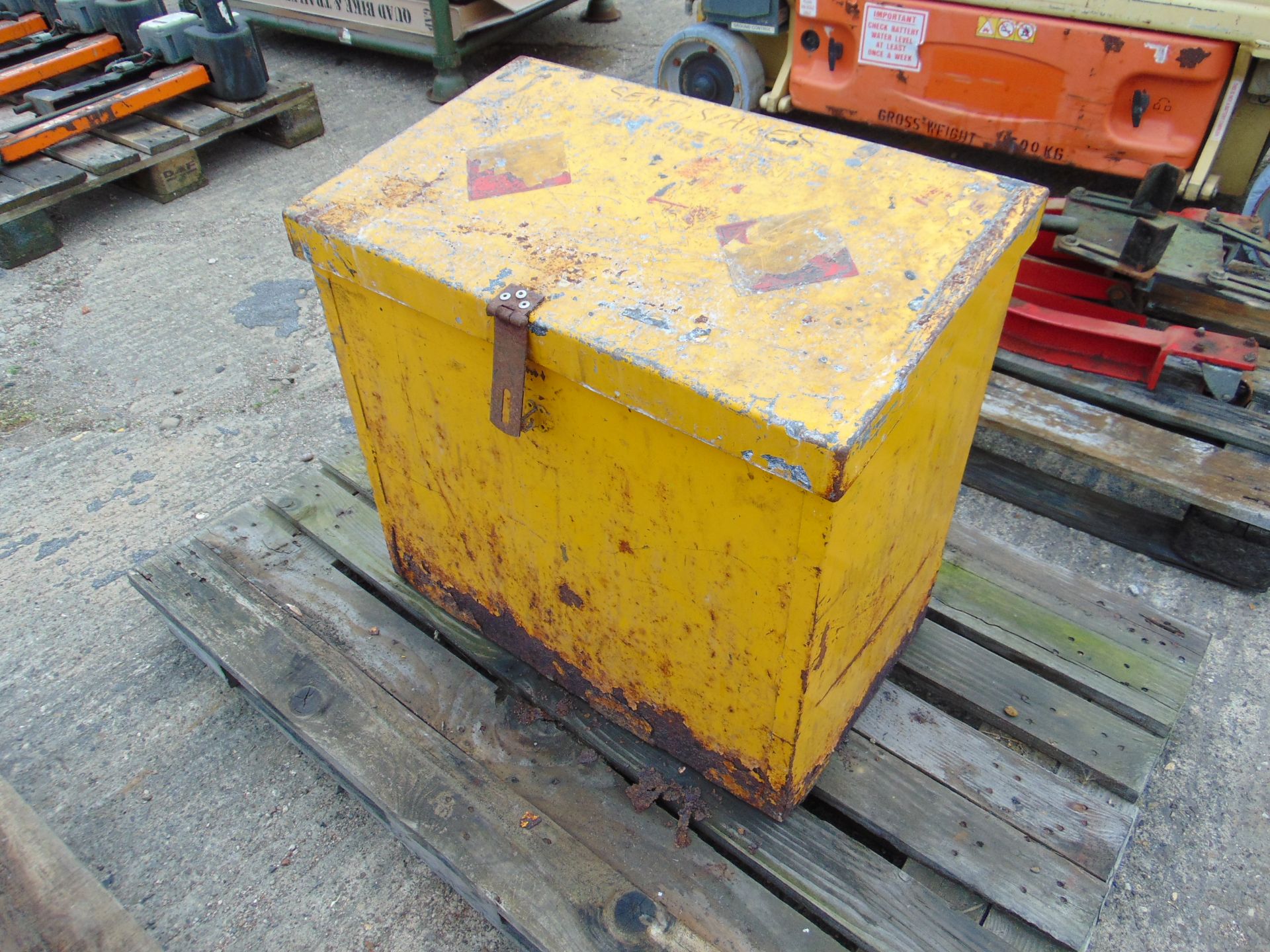 Secure Vehicle Tool / Storage Box - Image 2 of 3