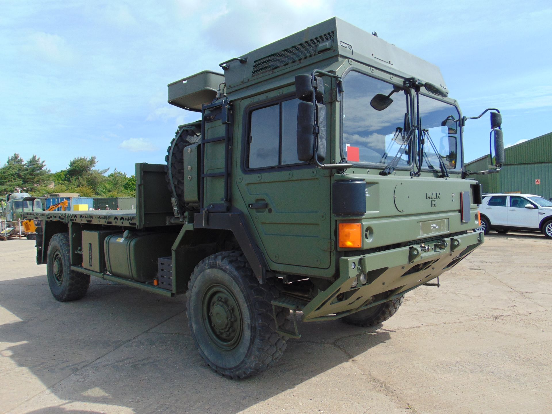 MAN 4X4 HX60 18.330 FLAT BED CARGO TRUCK - Image 3 of 25