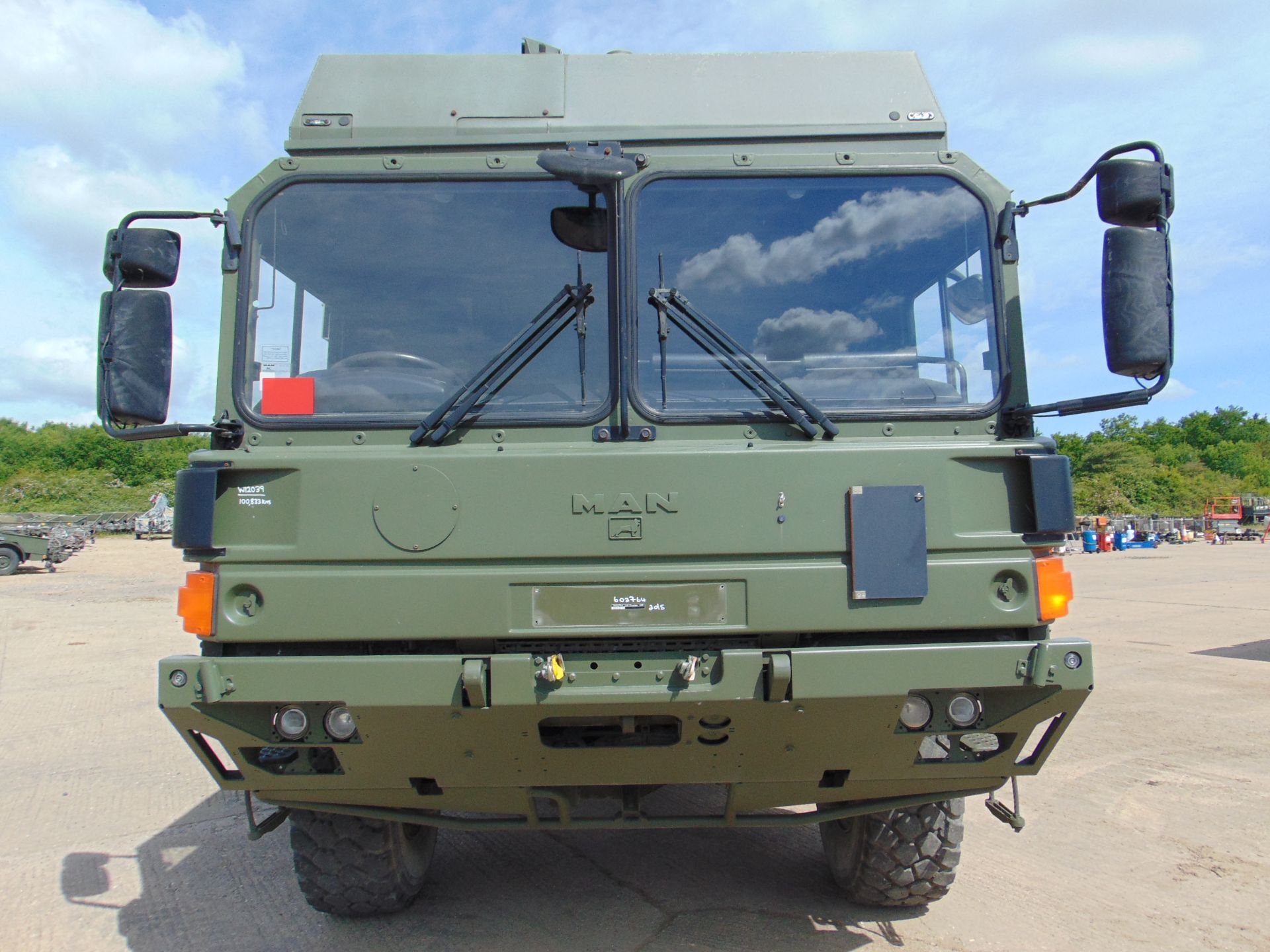 MAN 4X4 HX60 18.330 FLAT BED CARGO TRUCK - Image 2 of 25