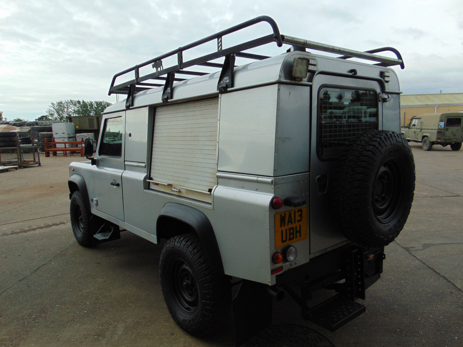 1 Owner 2013 Land Rover Defender 110 Puma hardtop 4x4 Utility vehicle (mobile workshop) - Image 8 of 32
