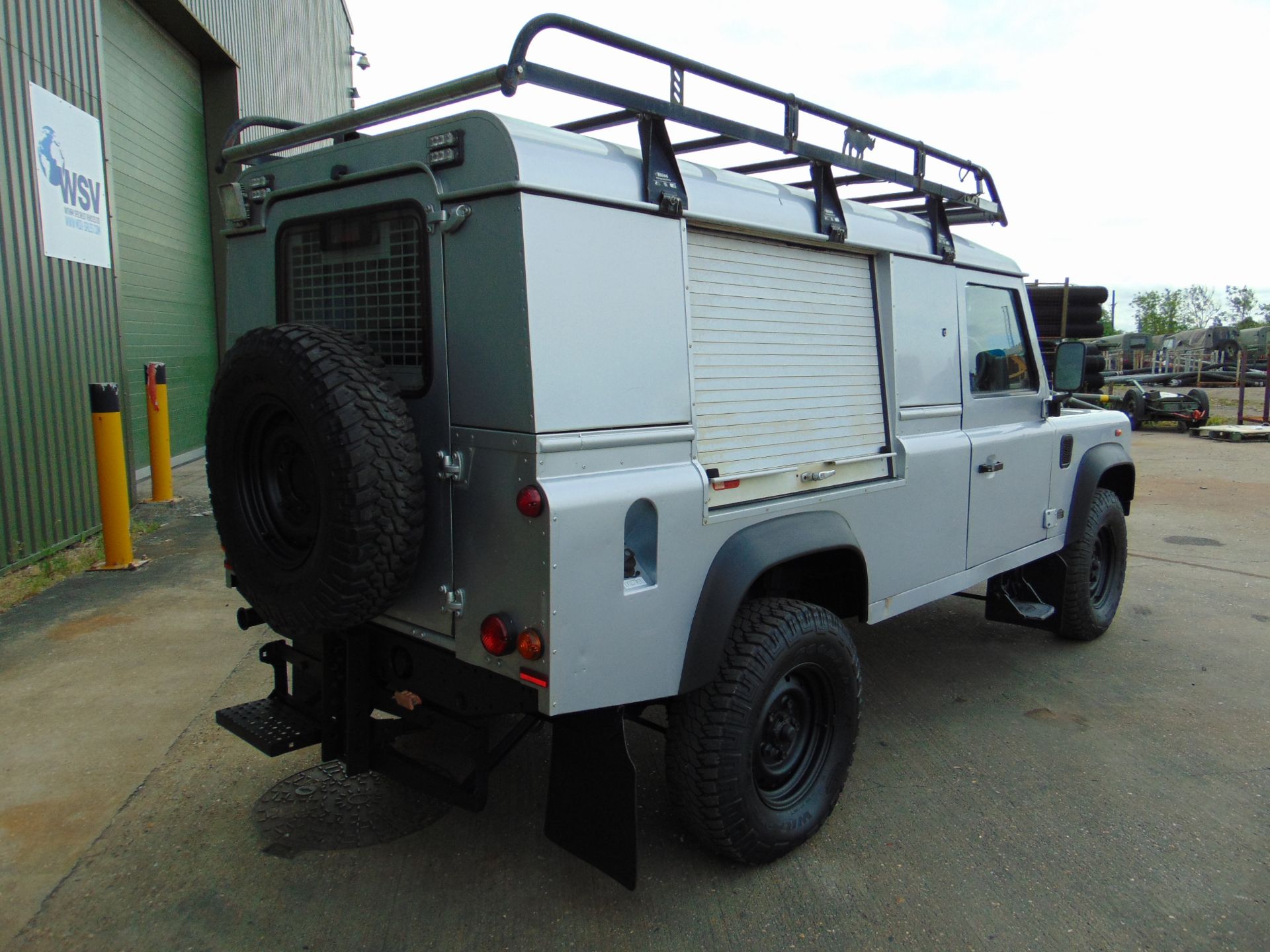 1 Owner 2013 Land Rover Defender 110 Puma hardtop 4x4 Utility vehicle (mobile workshop) - Image 6 of 32