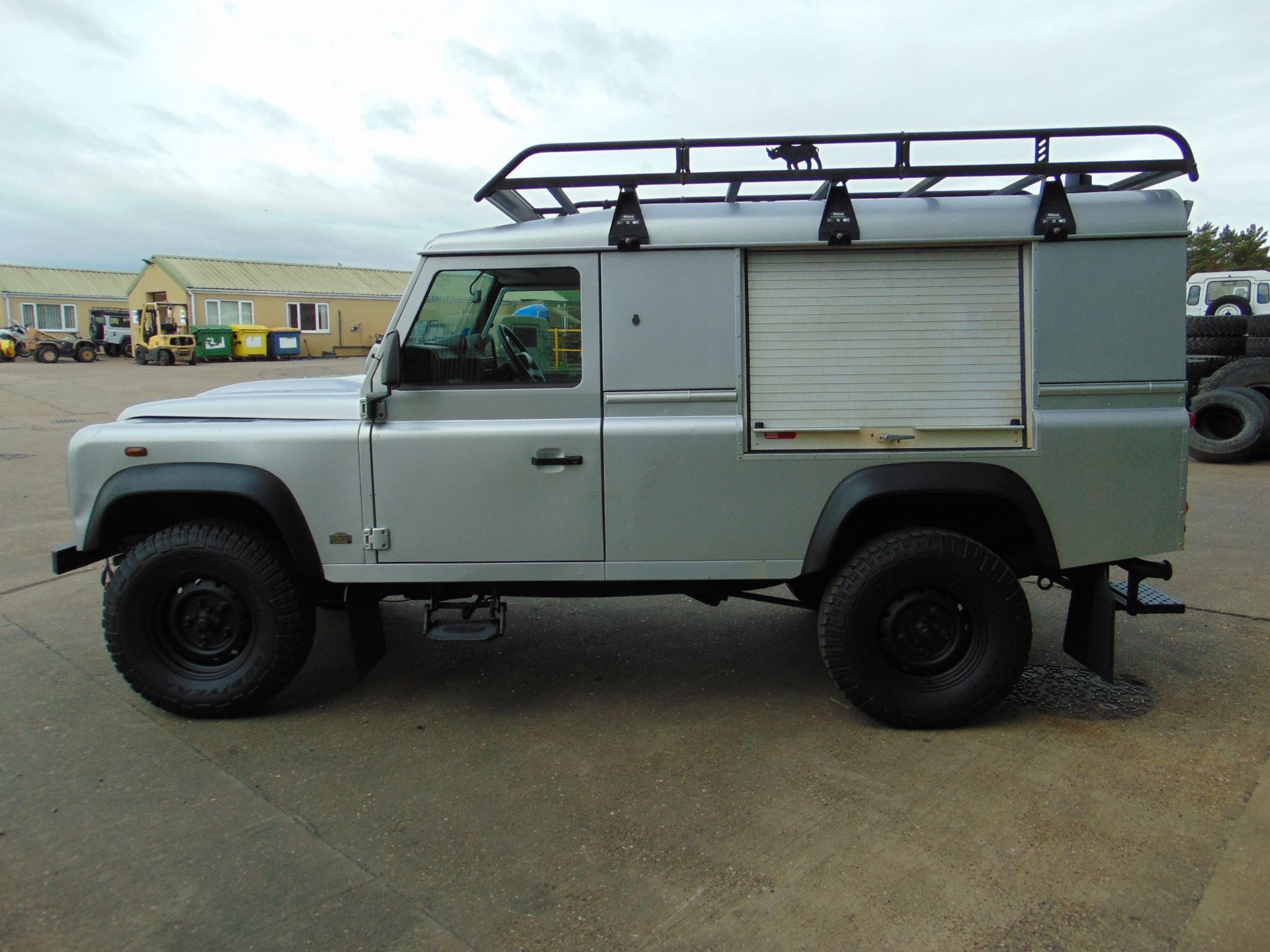 1 Owner 2013 Land Rover Defender 110 Puma hardtop 4x4 Utility vehicle (mobile workshop) - Image 4 of 32