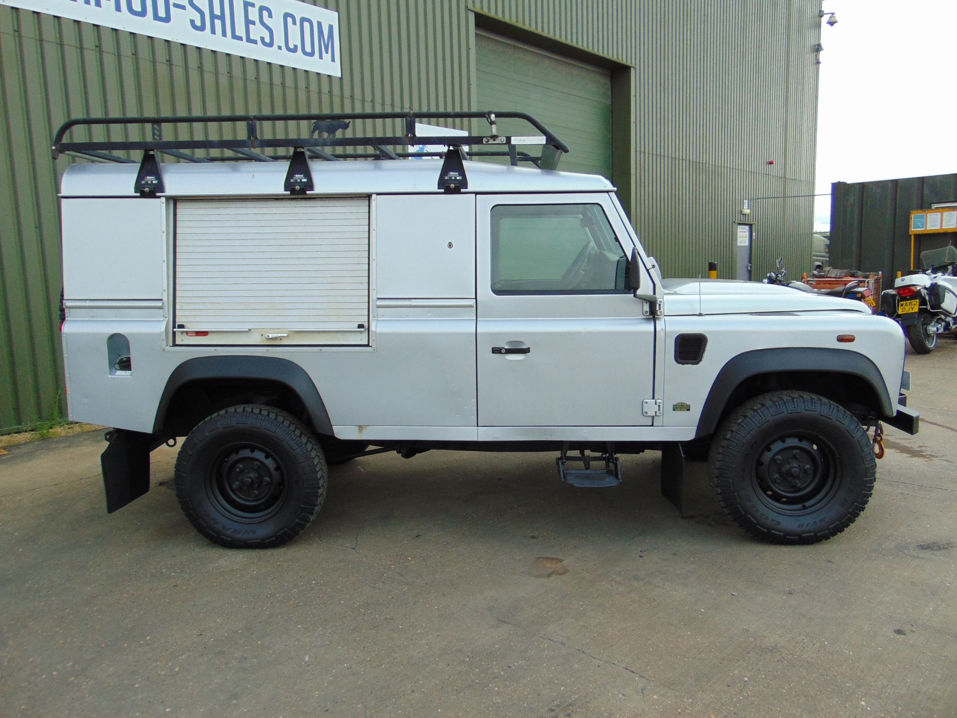 1 Owner 2013 Land Rover Defender 110 Puma hardtop 4x4 Utility vehicle (mobile workshop) - Image 5 of 32