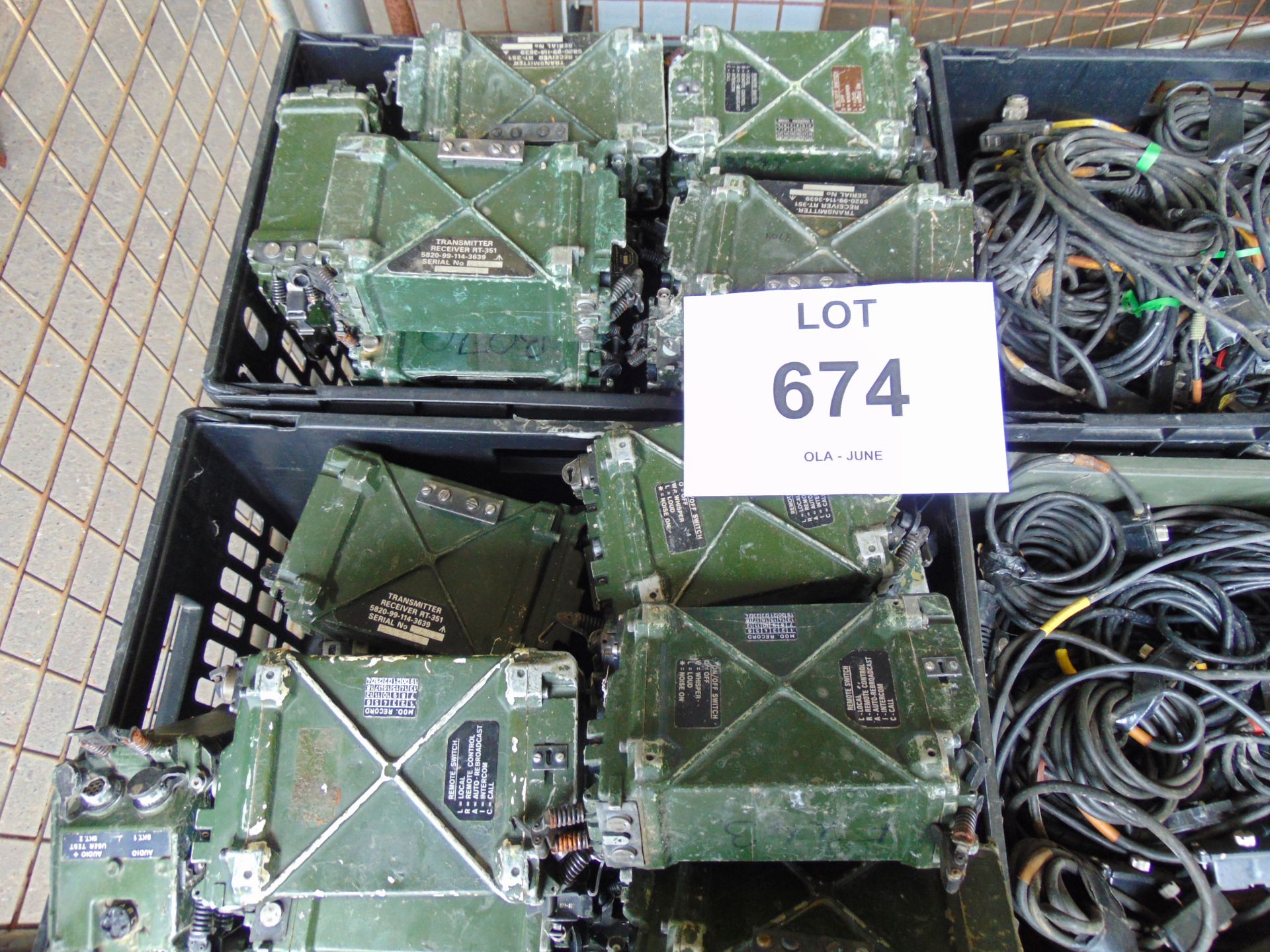 1 x Stillage Clansman Radio Equipment inc 32 x Transmitter Reciever RT 351 Radios - Image 3 of 5