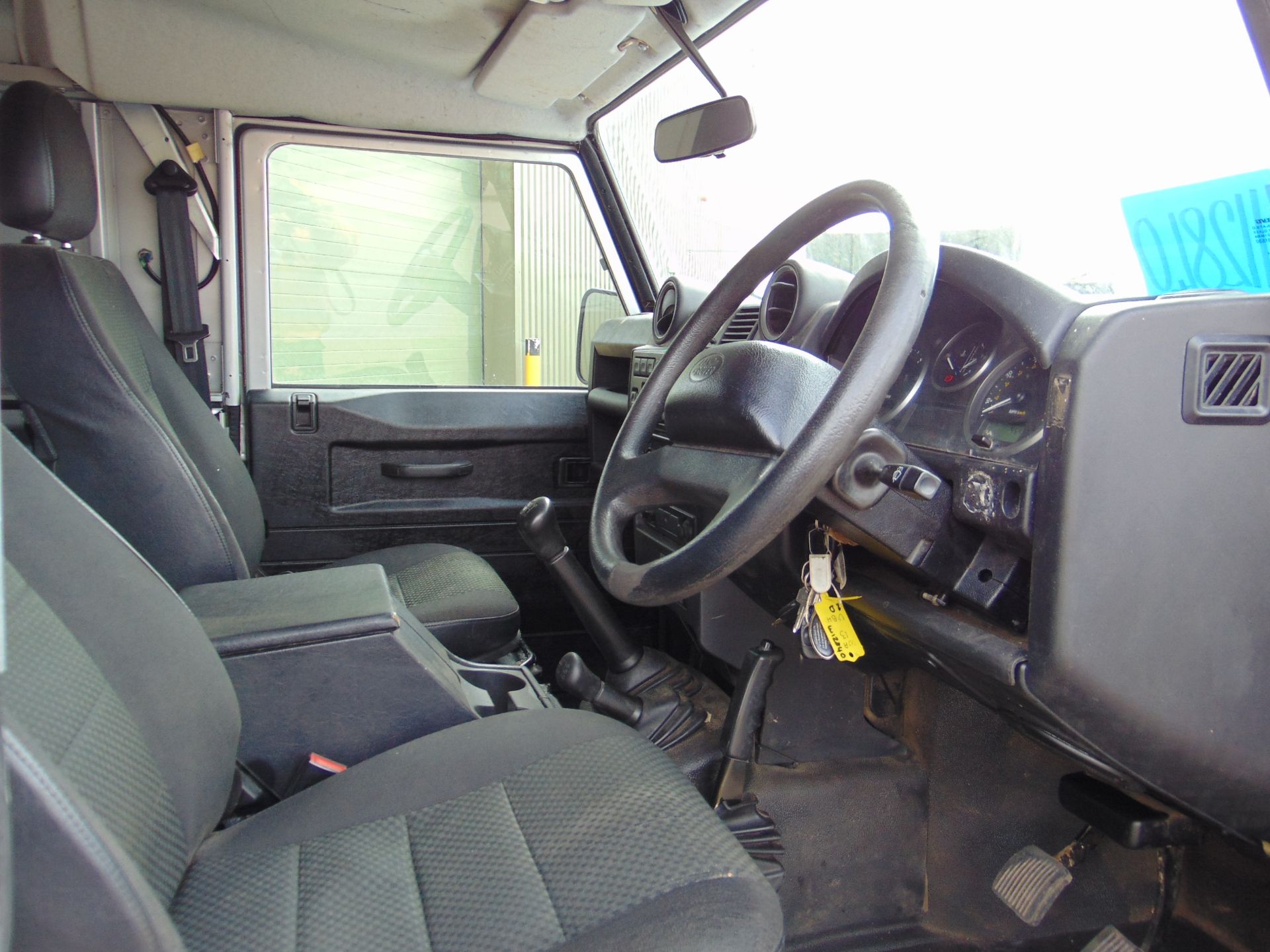 1 Owner 2013 Land Rover Defender 110 Puma hardtop 4x4 Utility vehicle (mobile workshop) - Image 24 of 32