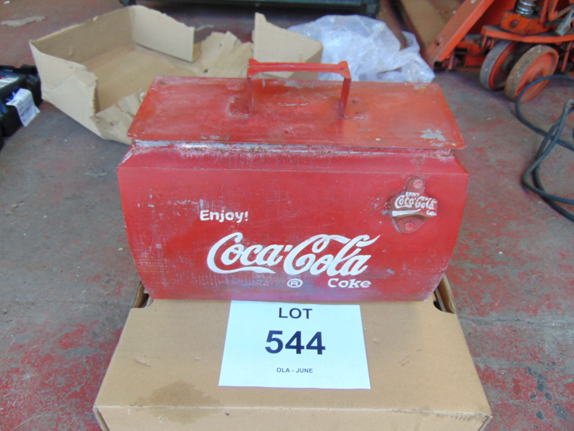 Coca Cola Vintage Cool Box c/w opener 45 x 23 x 32 cms - Image 3 of 3