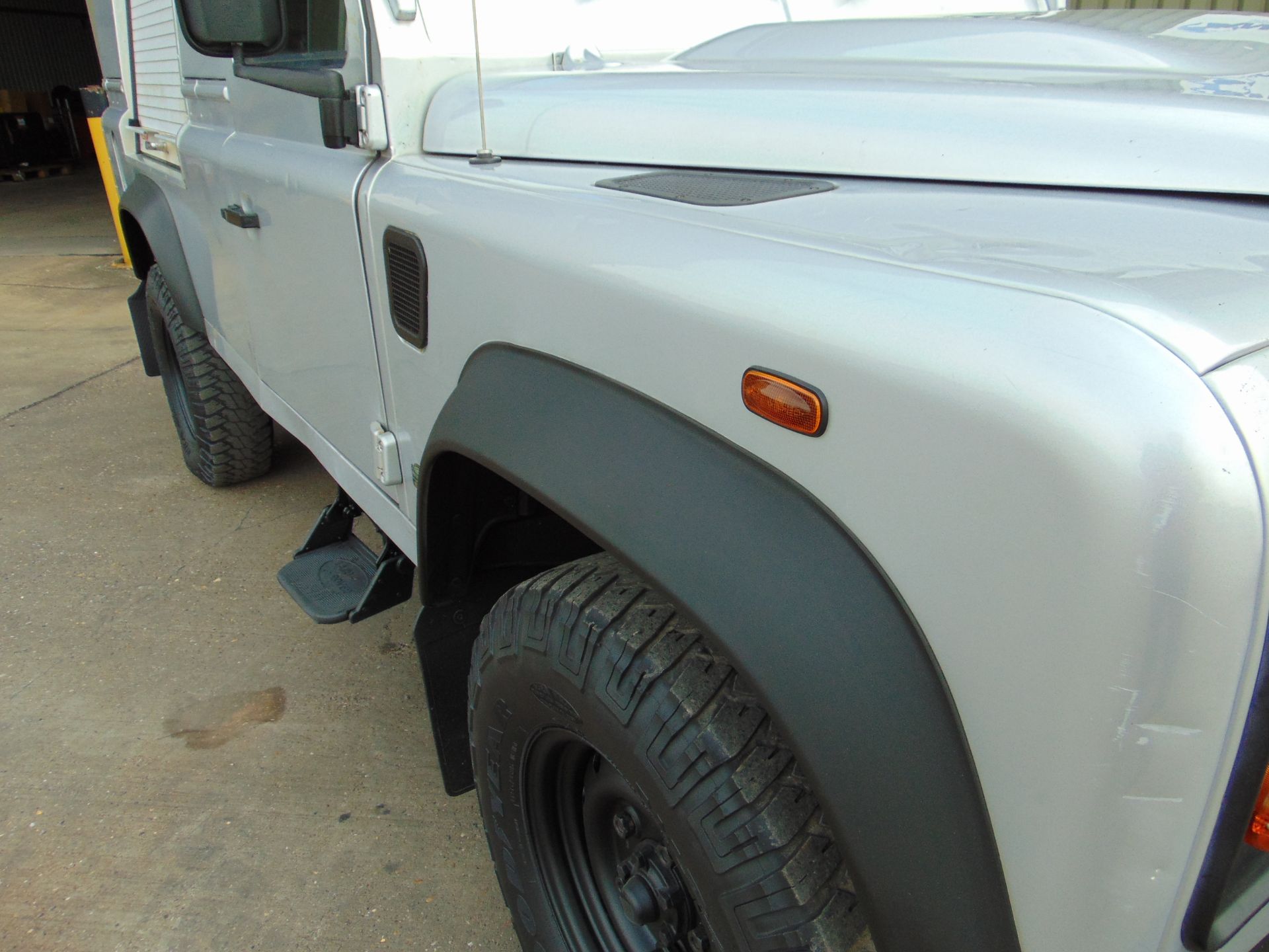 1 Owner 2013 Land Rover Defender 110 Puma hardtop 4x4 Utility vehicle (mobile workshop) - Image 22 of 32