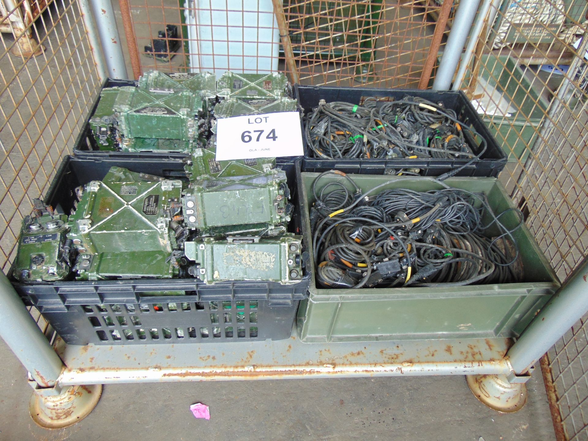 1 x Stillage Clansman Radio Equipment inc 32 x Transmitter Reciever RT 351 Radios - Image 2 of 5