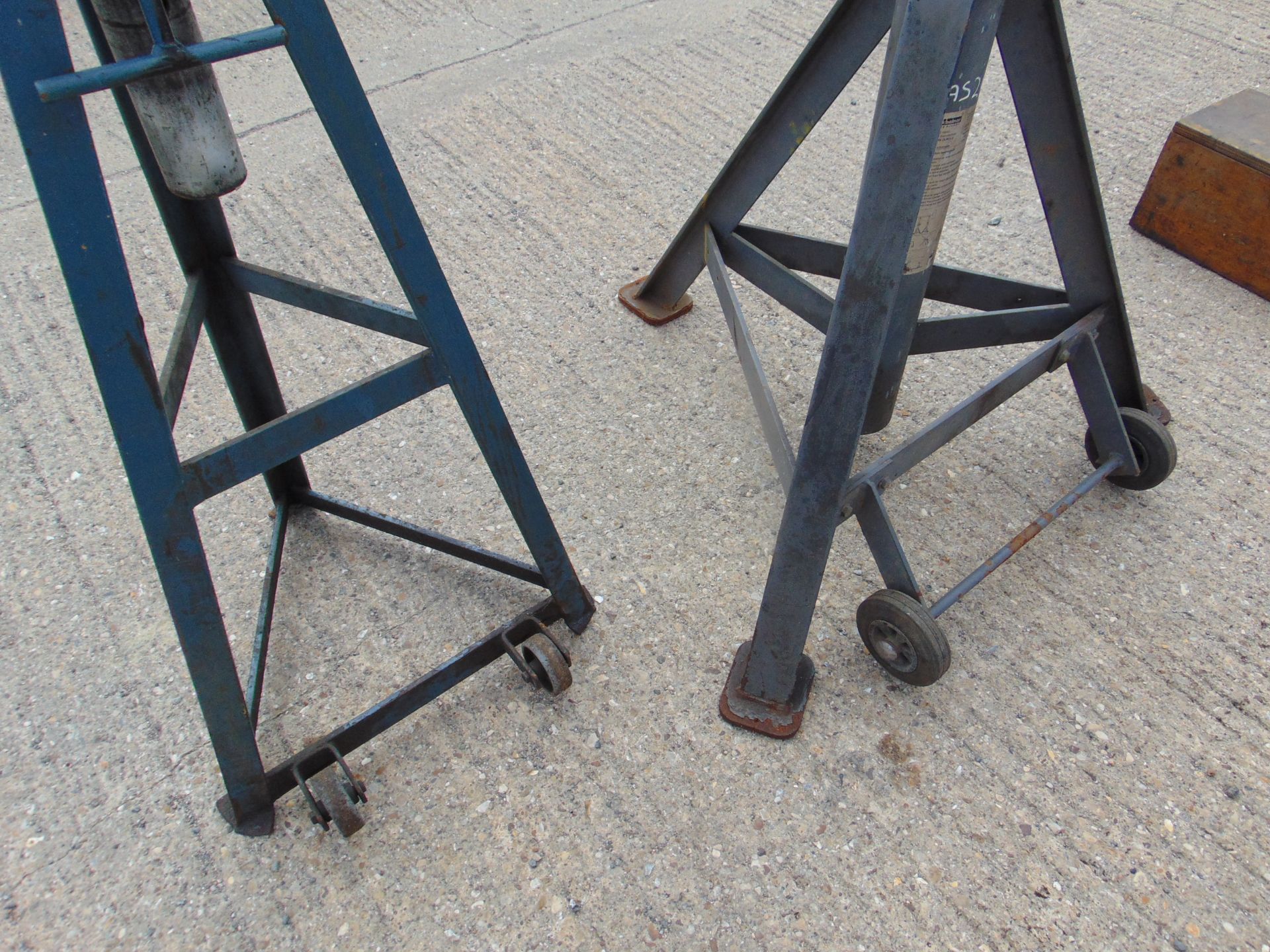 2x Heavy Duty Axle Stands 6000kg & 8,200kg - Image 3 of 5