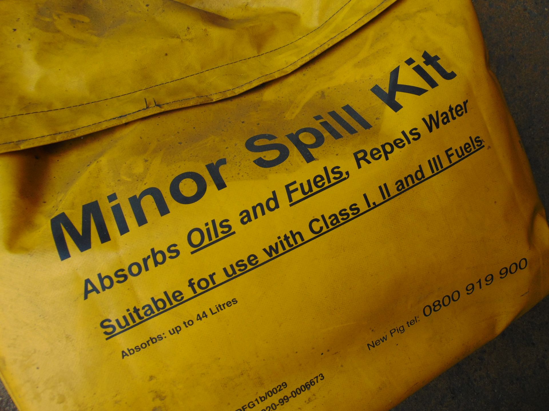 Absorbent Oil / Fuel Spill Kit - Image 2 of 3