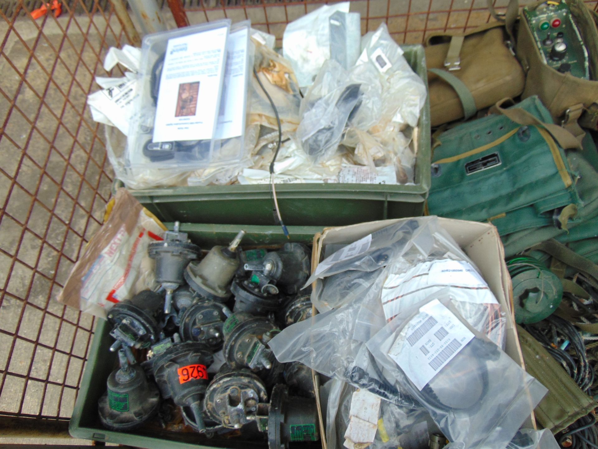 1 x Mixed Stillage of Clansman Radio Equipment inc Cables, Headsets, Anntenna units etc - Image 3 of 7